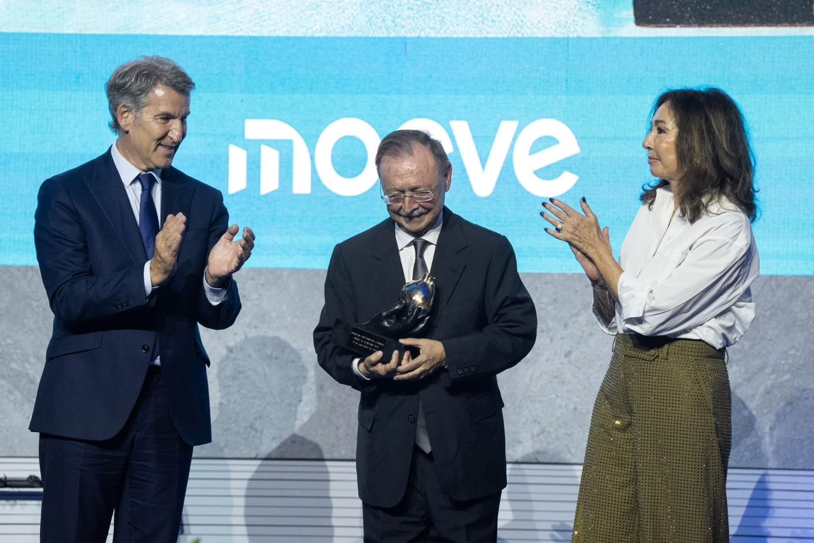 Vivas recibe el premio a Ceuta por su altruismo junto a Feijóo y a Ana Rosa