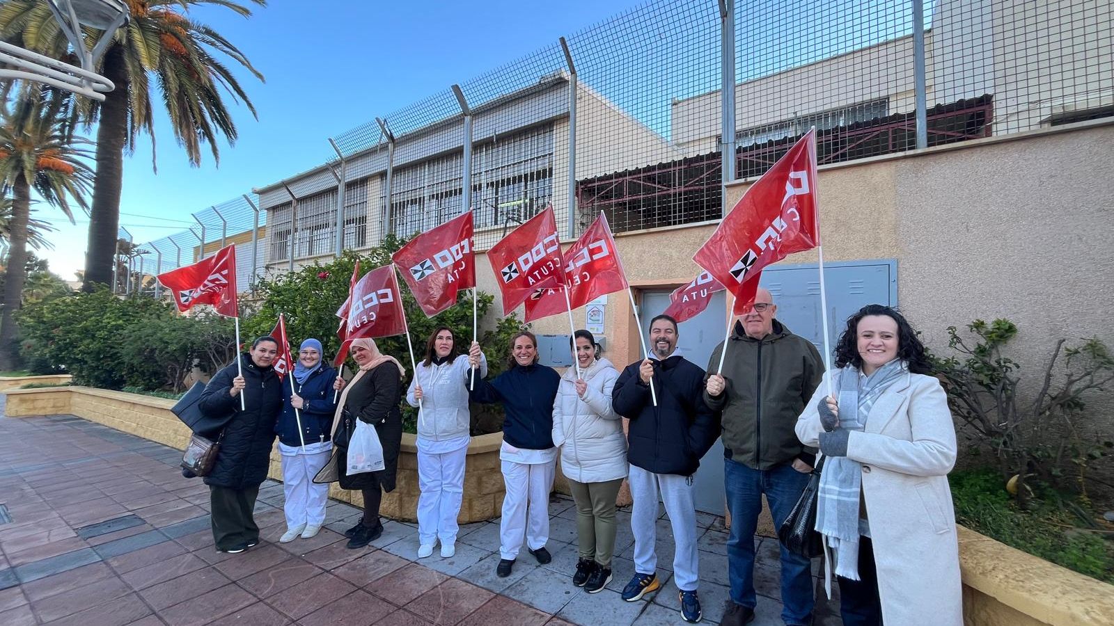 Un grupo de trabajadores protestan ante el colegio Ortega y Gasset