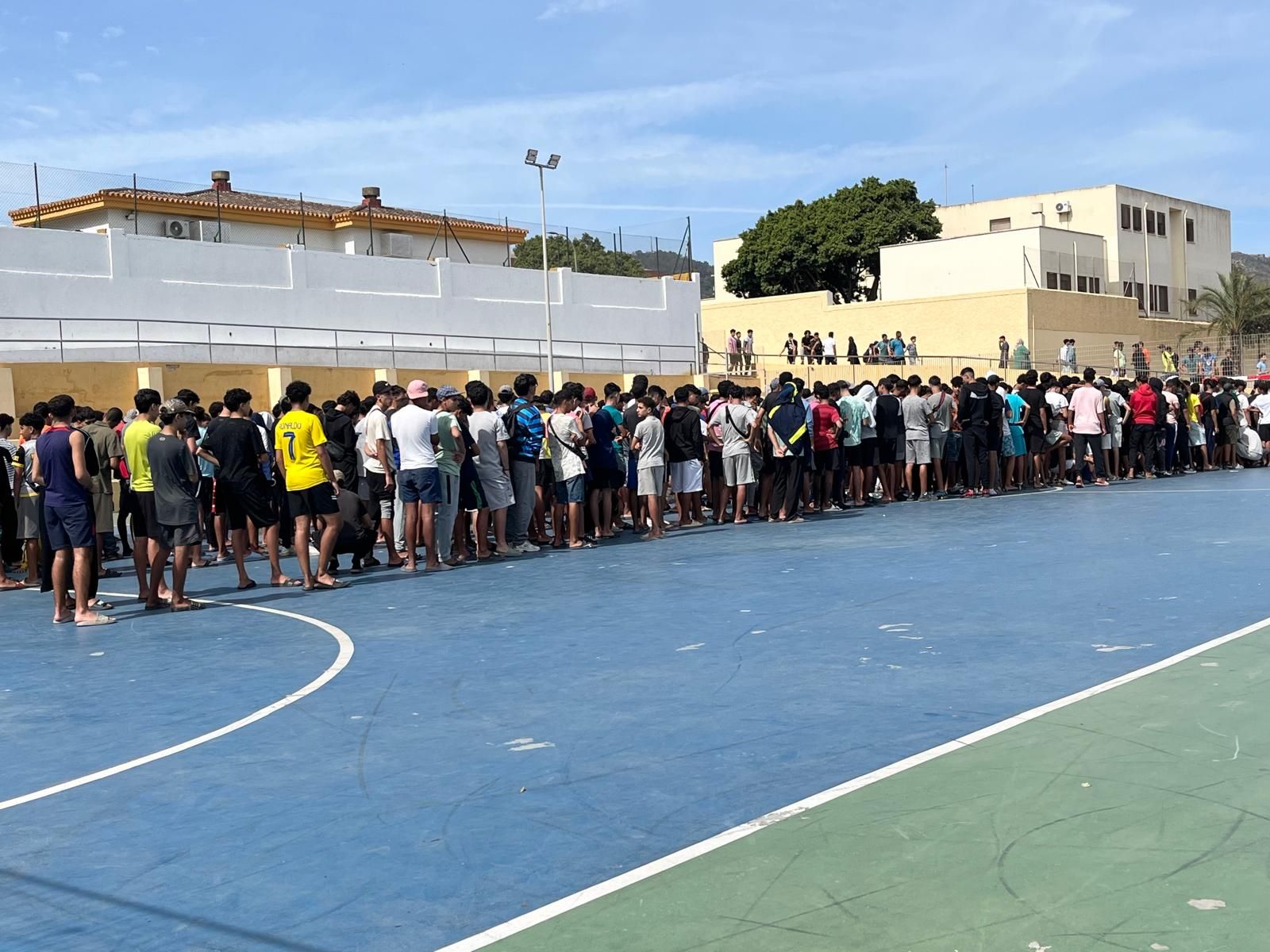Centenares de menores extranjeros esperan su filiación en la pista deportiva del Príncipe