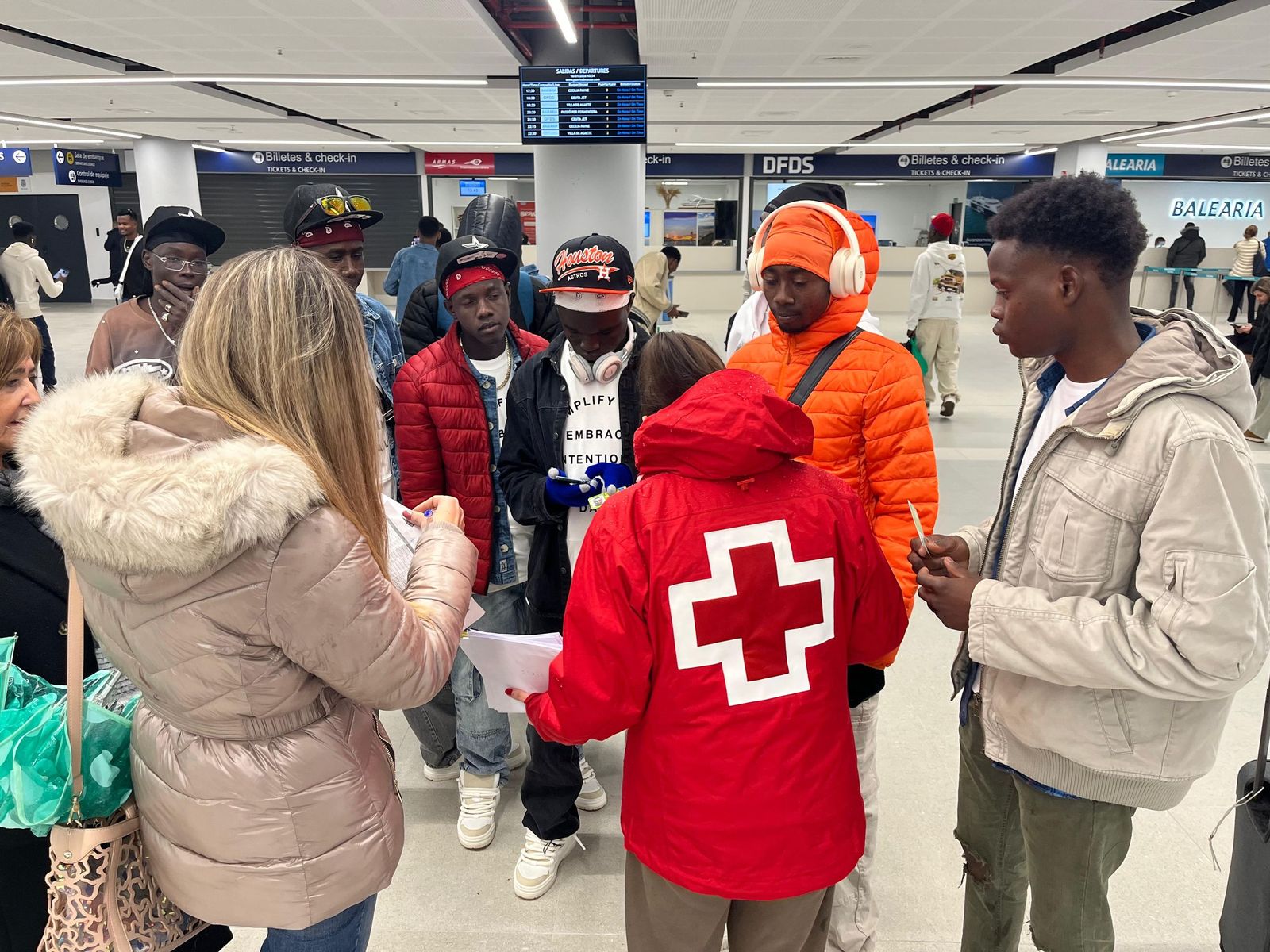 Grupo de migrantes este viernes en la Estación Marítima antes de partir a la península