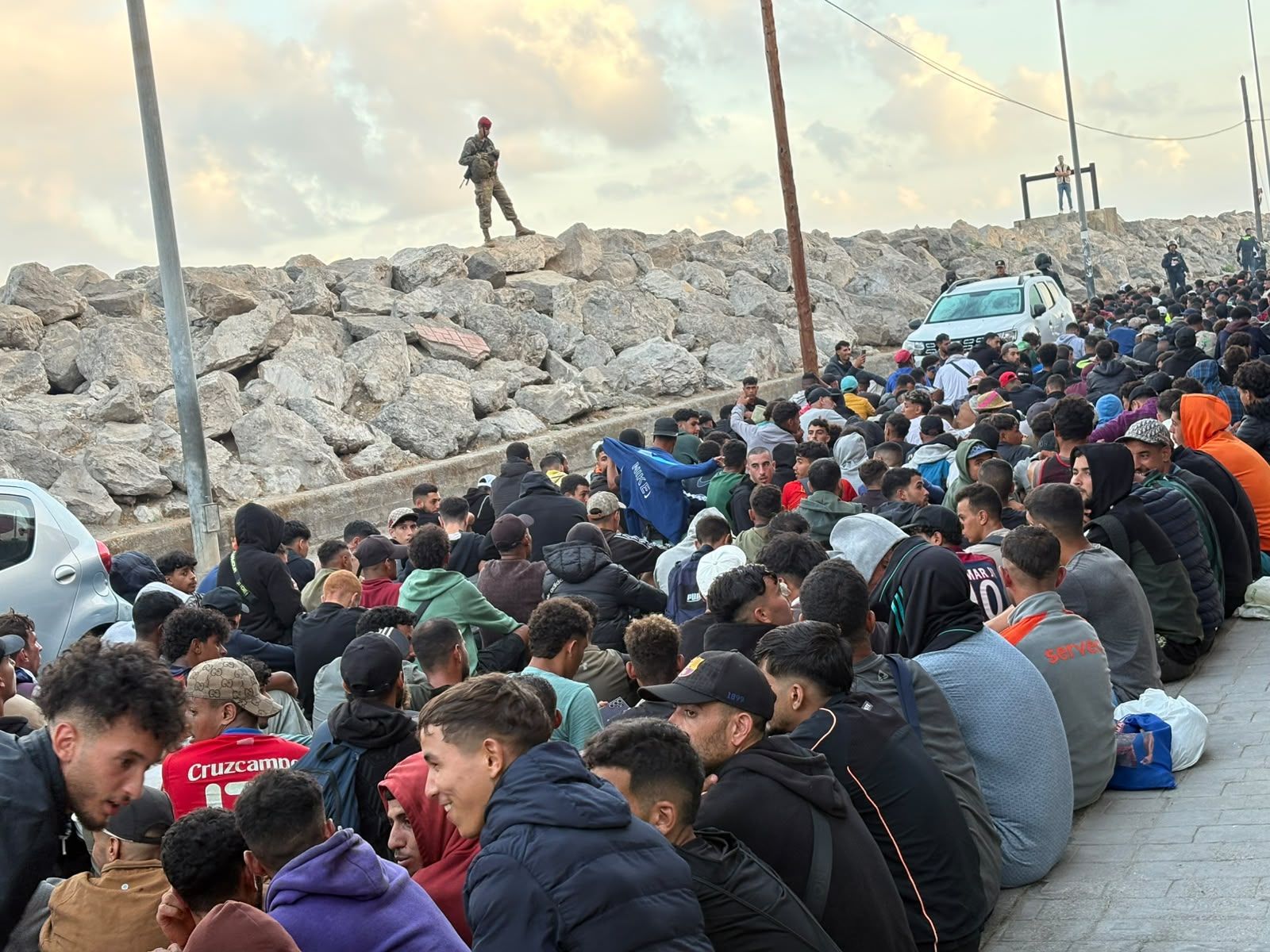 Tenso traslado  de más de  3.000 migrantes de las playas de Ceuta a un nuevo centro temporal