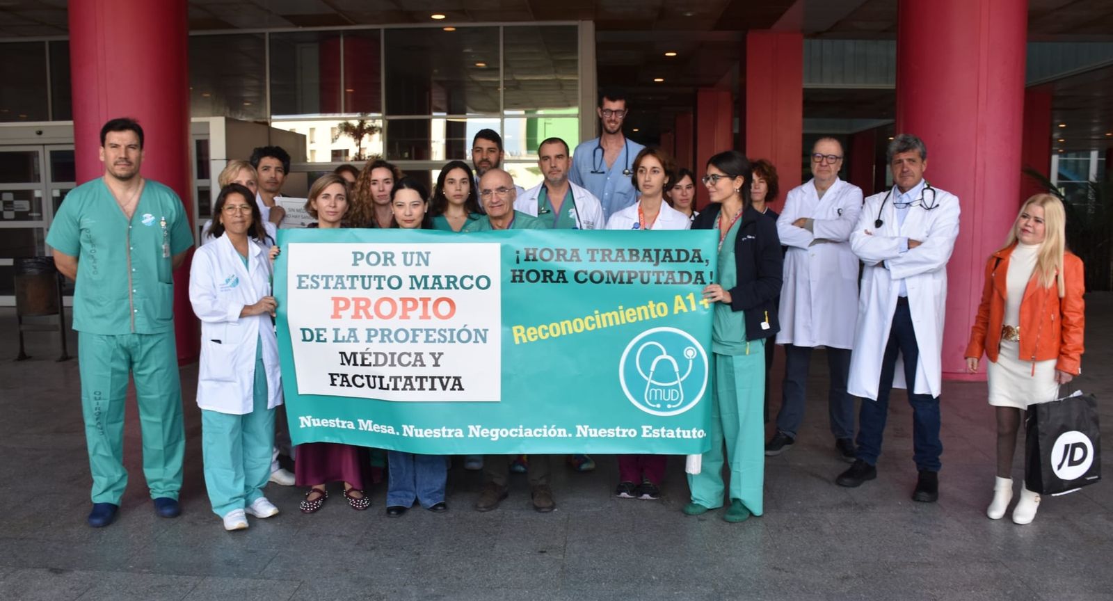 Concentración de médicos a las puertas del HUCE por el primero de los cuatro días de huelga nacional para reclamar un estatuto propio
