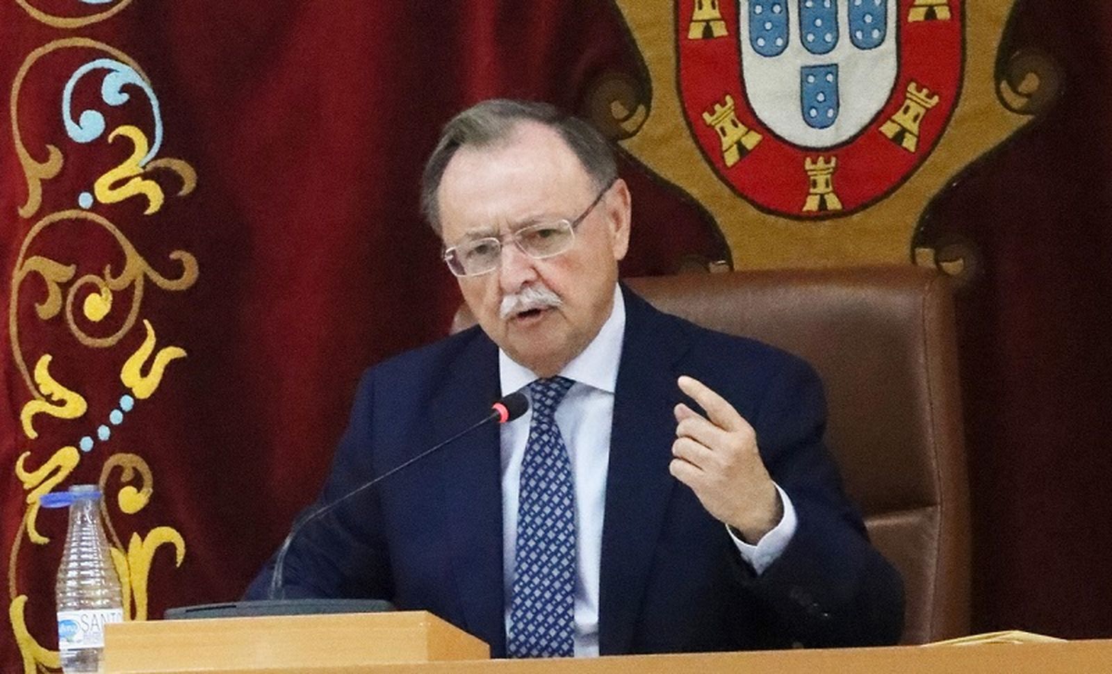 El presidente Vivas responde al portavoz de Voz, Juan Sergio Redondo, en la sesión plenaria de aprobación inicial de los Presupuestos 2026