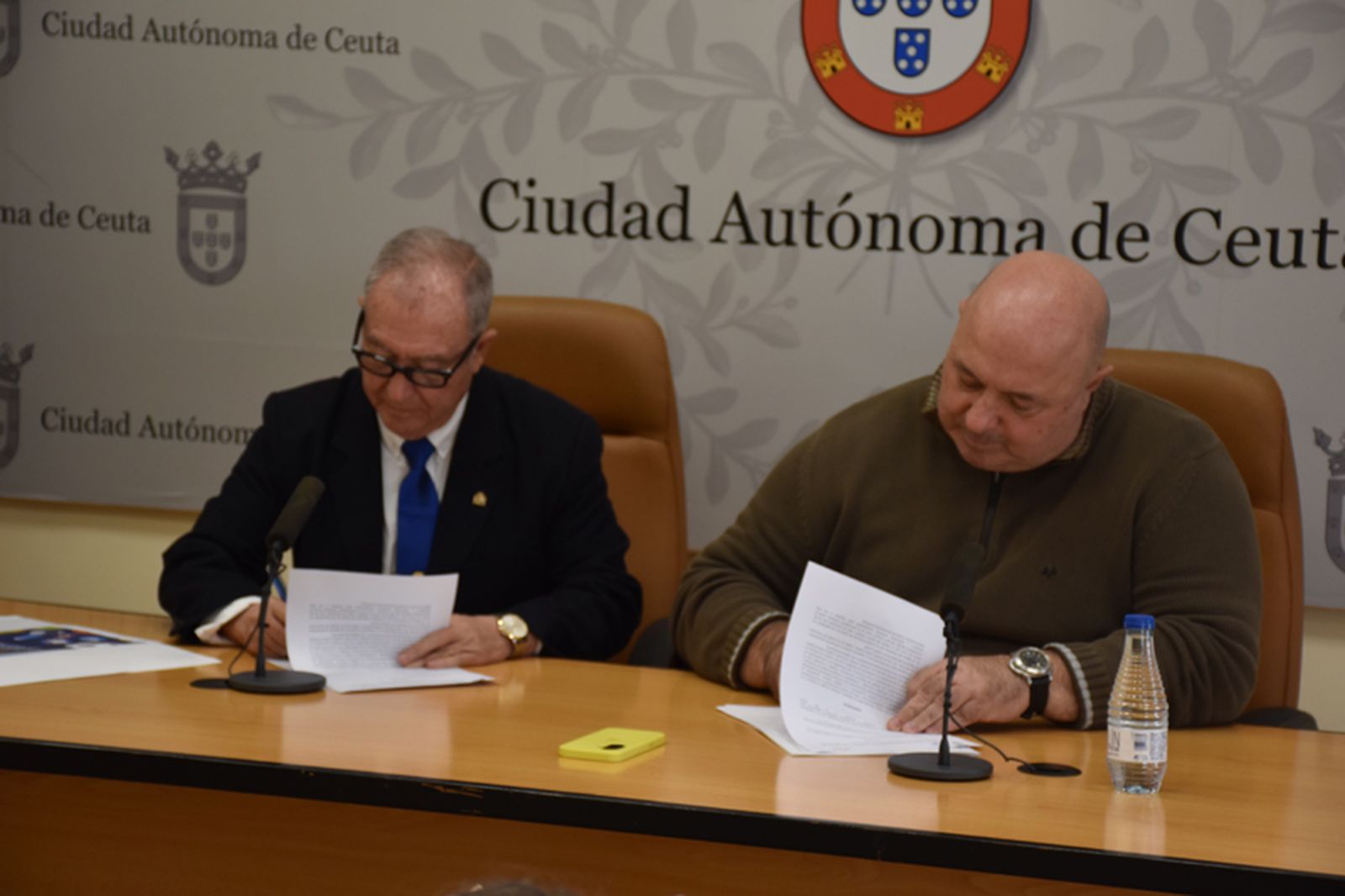 Mariscal y Cecchi sellando el acuerdo. / FOTO J.I.M.