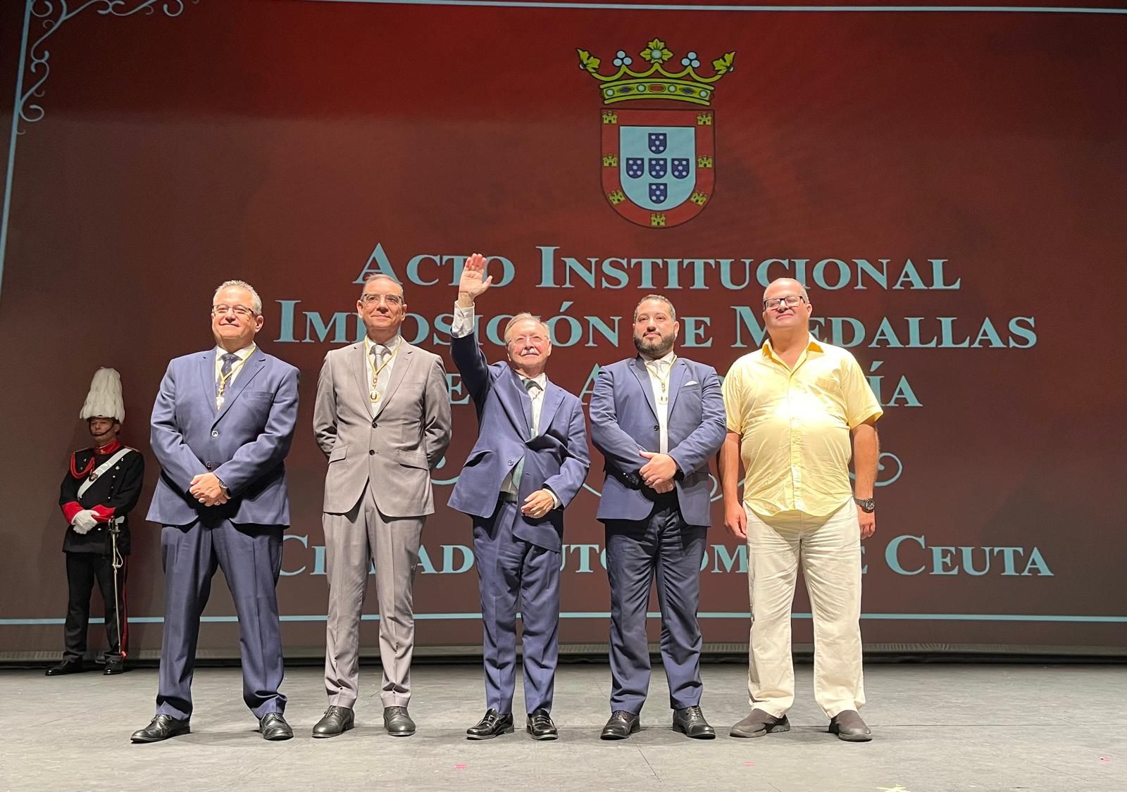 Vivas saluda al público durante la foto de familia con las Medallas de la Autonomía 2026