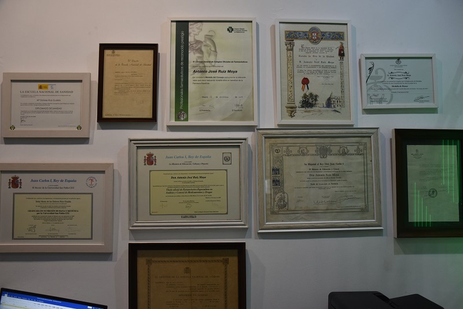 Títulos que decoran el despacho de Antonio Ruiz. / FOTO G.S.