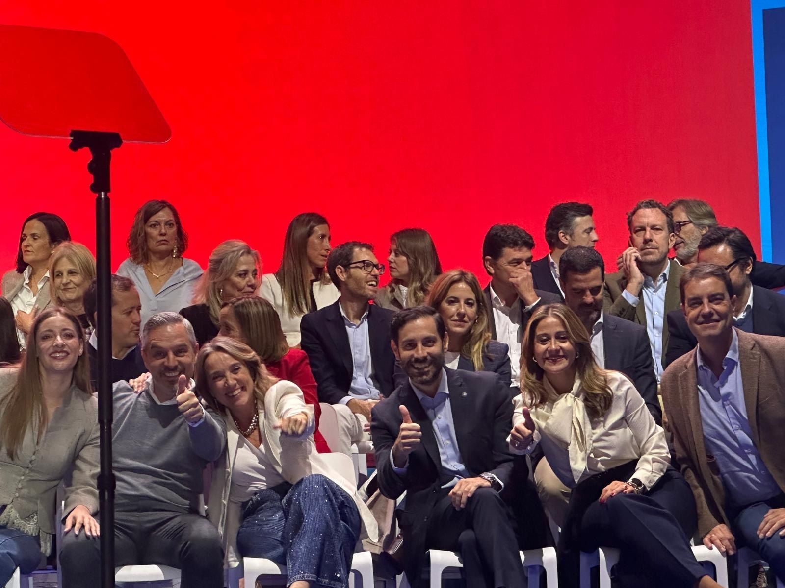 El candidato del PP por Ceuta, Rafael Martínez Peñalver, tercero por la derecha, saluda a la cámara