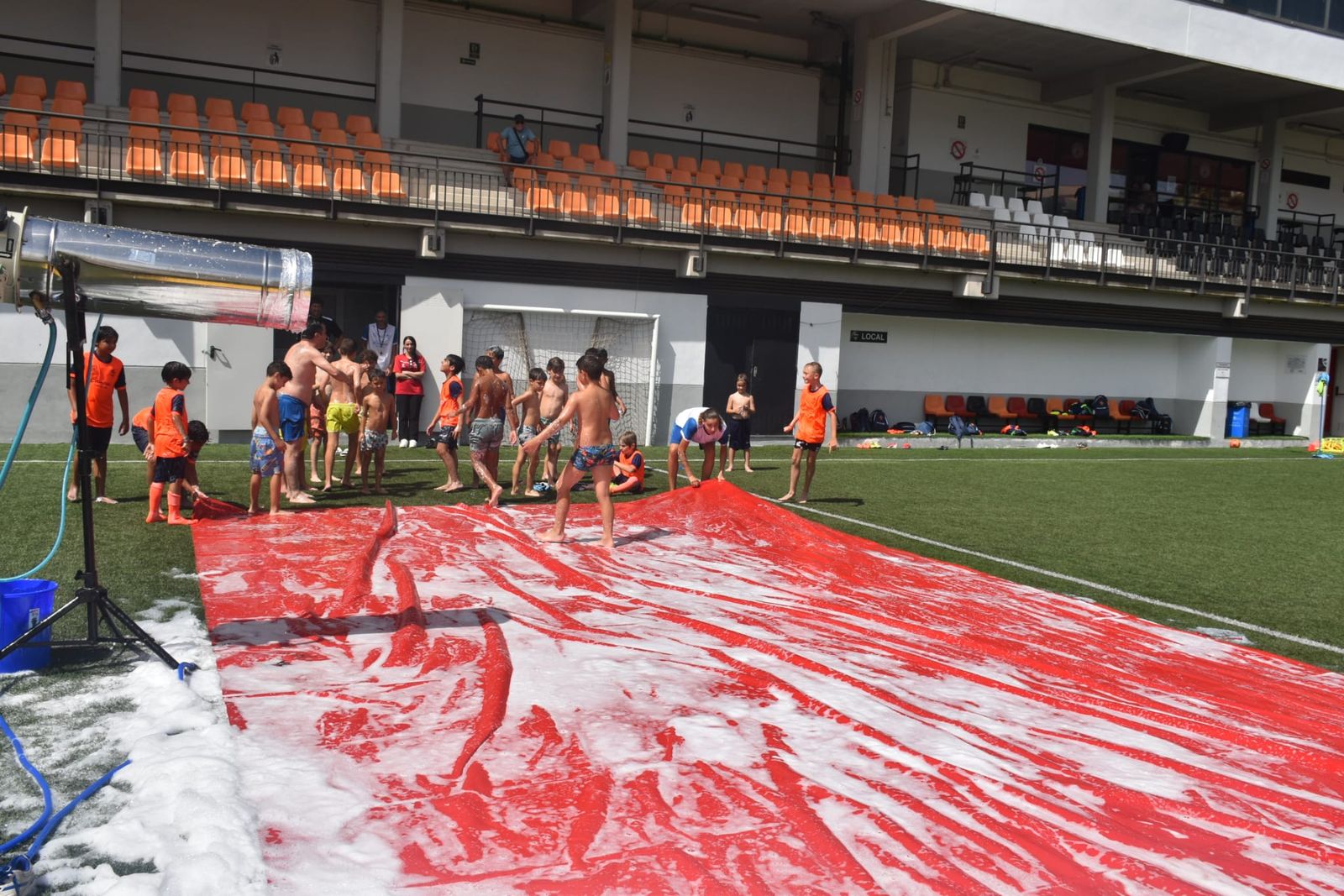 Fiesta de deporte, espuma y convivencia en el Campus de Verano ‘Emilio Cózar’
