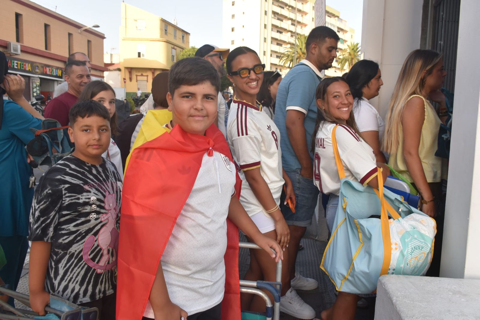 Ceuta se vuelca con España y pinta de rojo y amarillo La Ribera