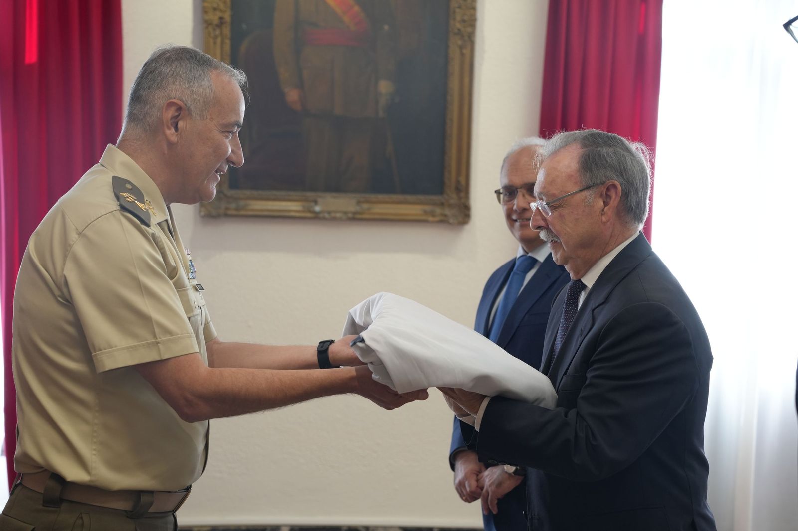 Vivas recibe la bandera de manos de Fernández