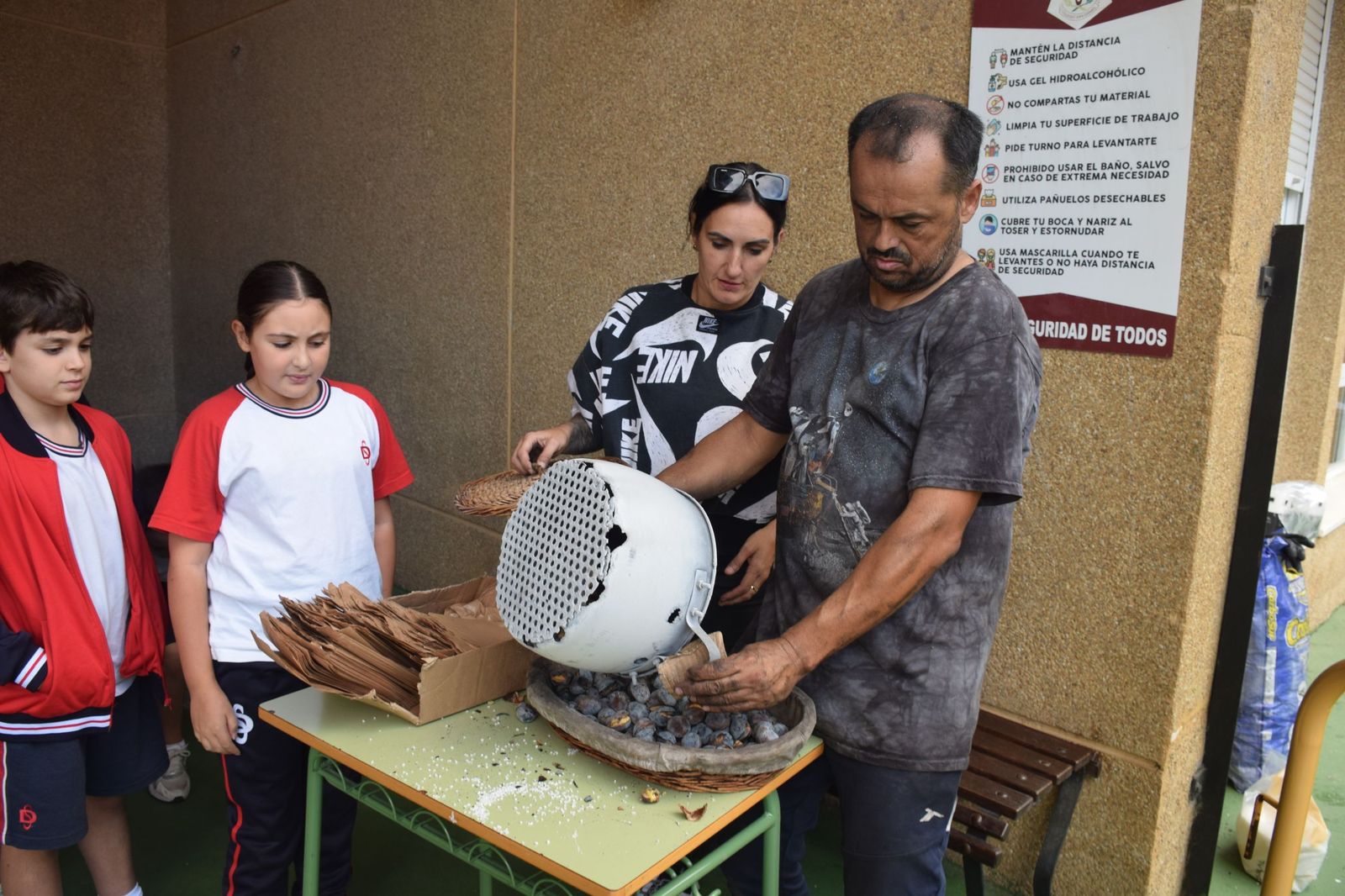 FOTOGALERÍA | El Castañero visita el Colegio San Daniel para 'encender' la tradición de La Mochila