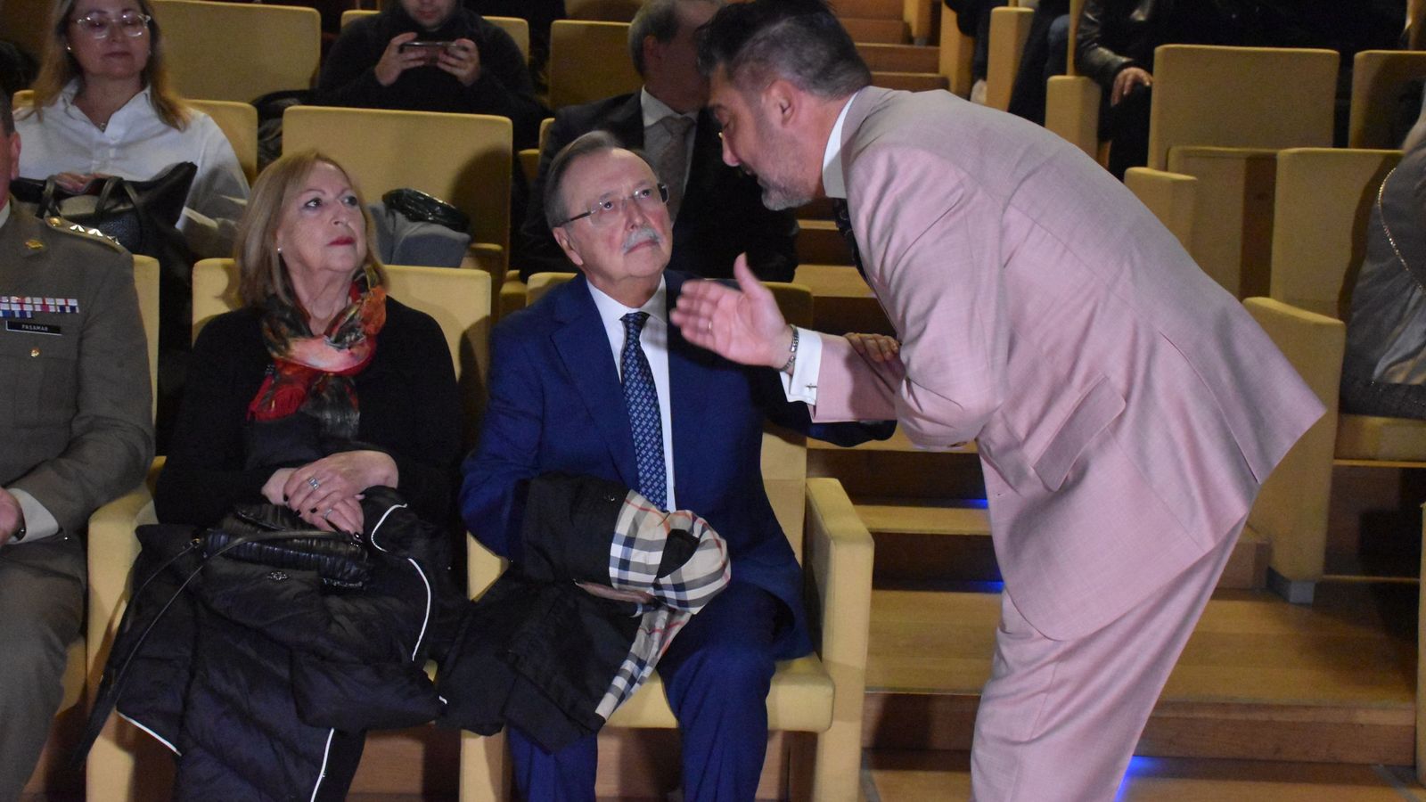 El director del Conservatorio, Javier Bernal, departe con el presidente Vivas antes del comienzo de la gala