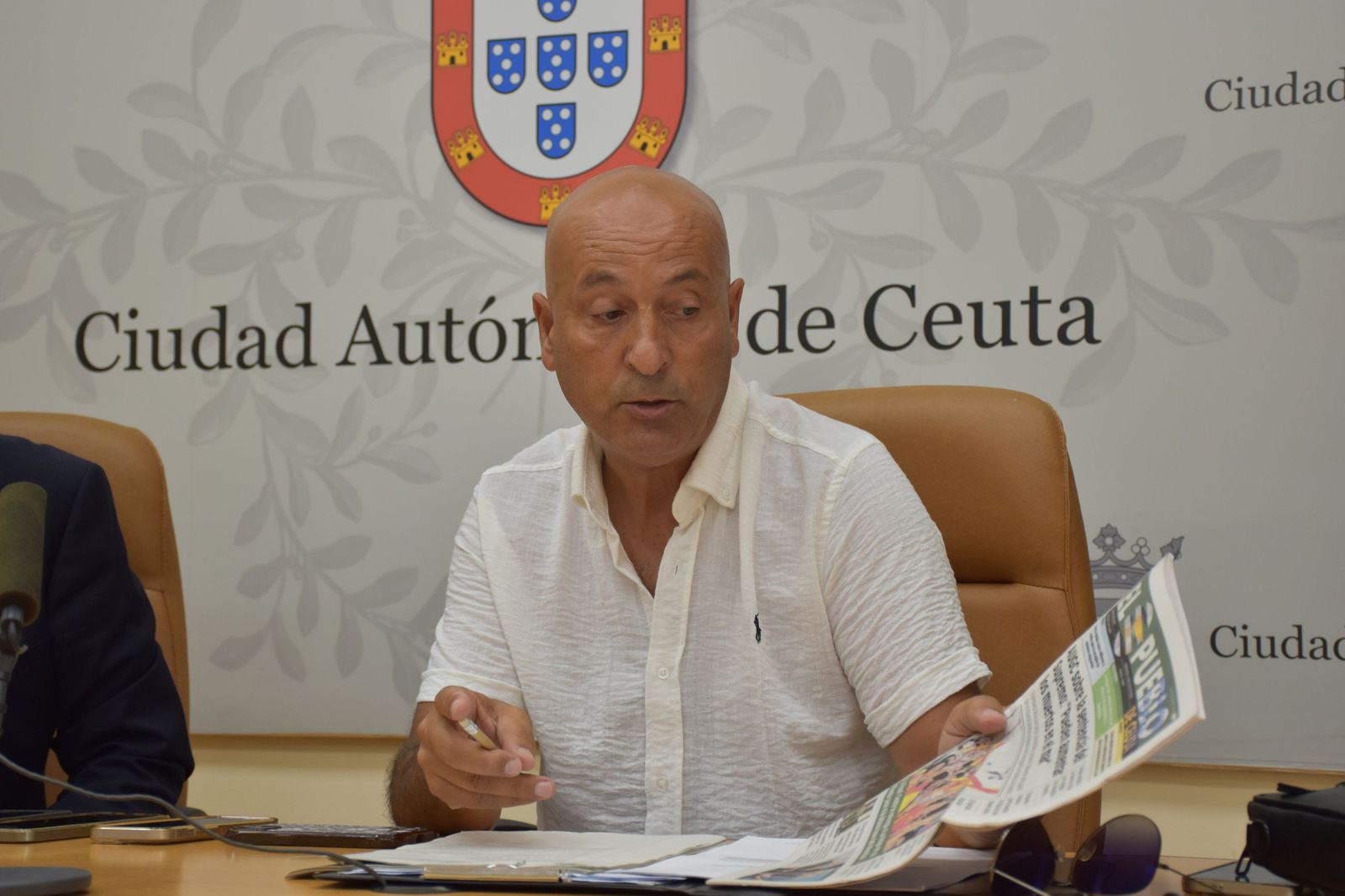 El delegado de la AUGC en Ceuta, Rachid Sbihi, muestra la portada del El Pueblo en la que pronosticaba que la sentencia del Supremo tendría graves consecuencias