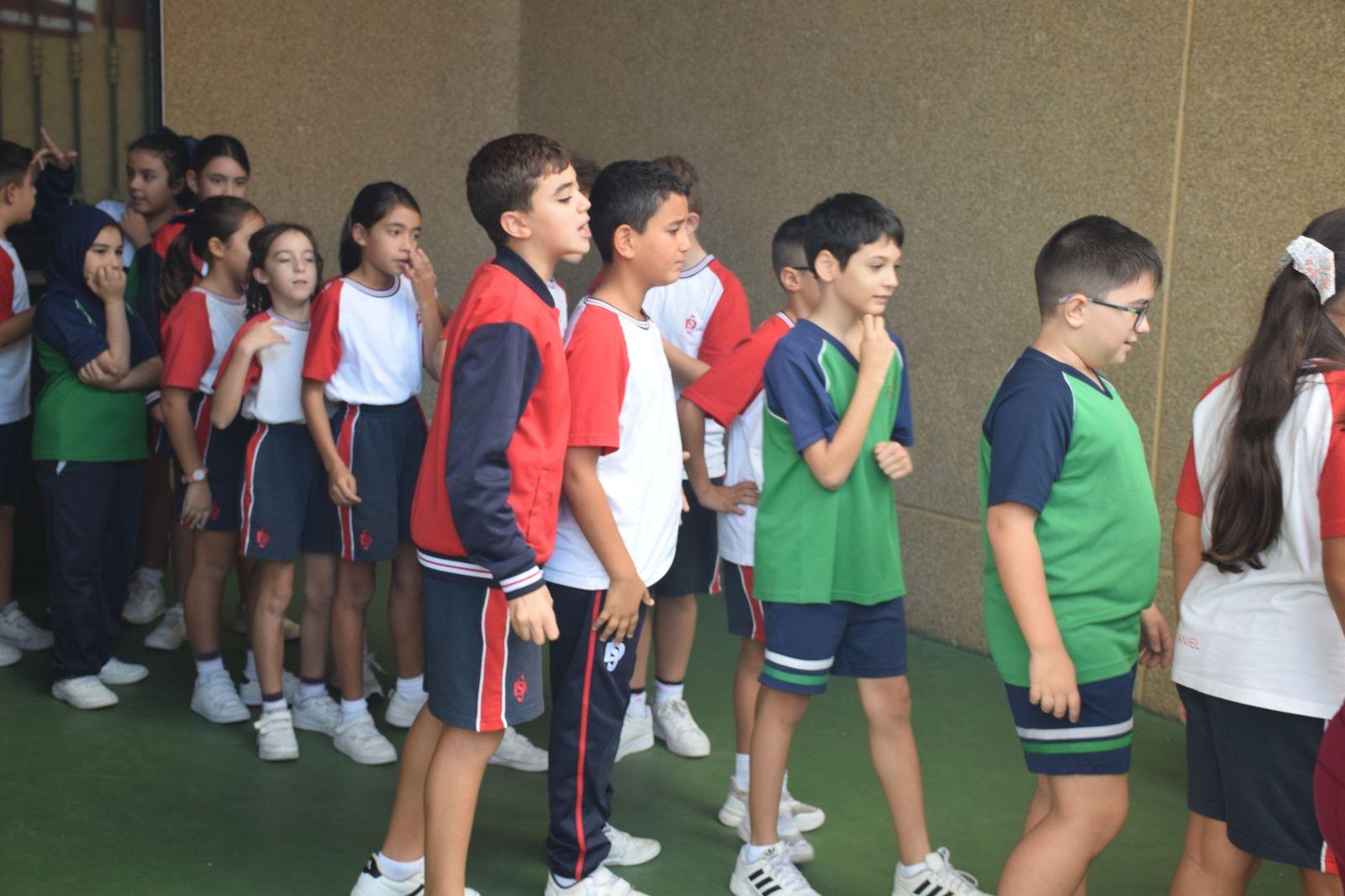 FOTOGALERÍA | El Castañero visita el Colegio San Daniel para 'encender' la tradición de La Mochila