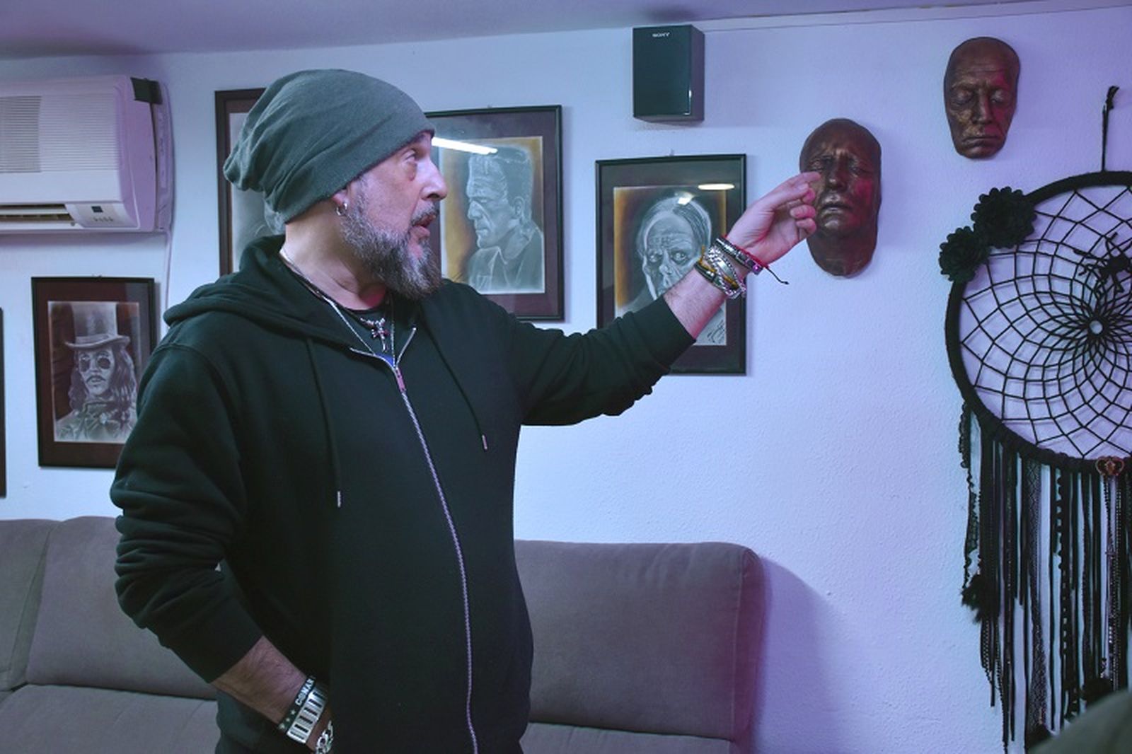 Lorda junto a sus moldes originales, en Lorda Tattoo. / FOTO G.S.