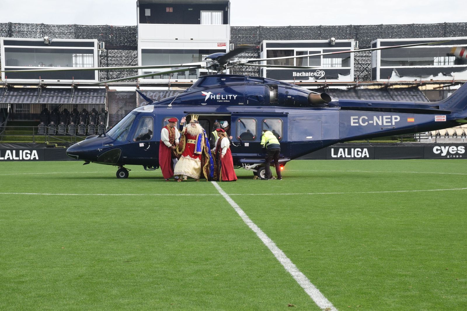 Los Reyes Magos aterrizan en el Alfonso Murube horas antes de la cabalgata