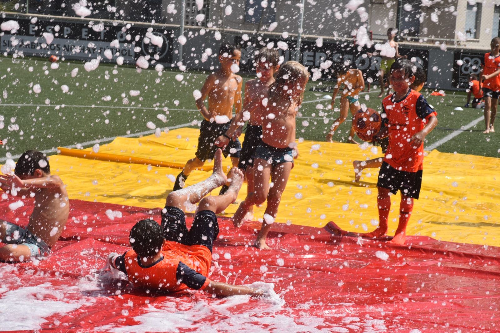 Fiesta de deporte, espuma y convivencia en el Campus de Verano ‘Emilio Cózar’