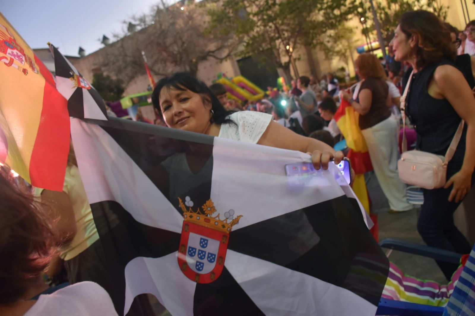 La Plaza de los Reyes se convierte en un gran salón para arropar a Vivas