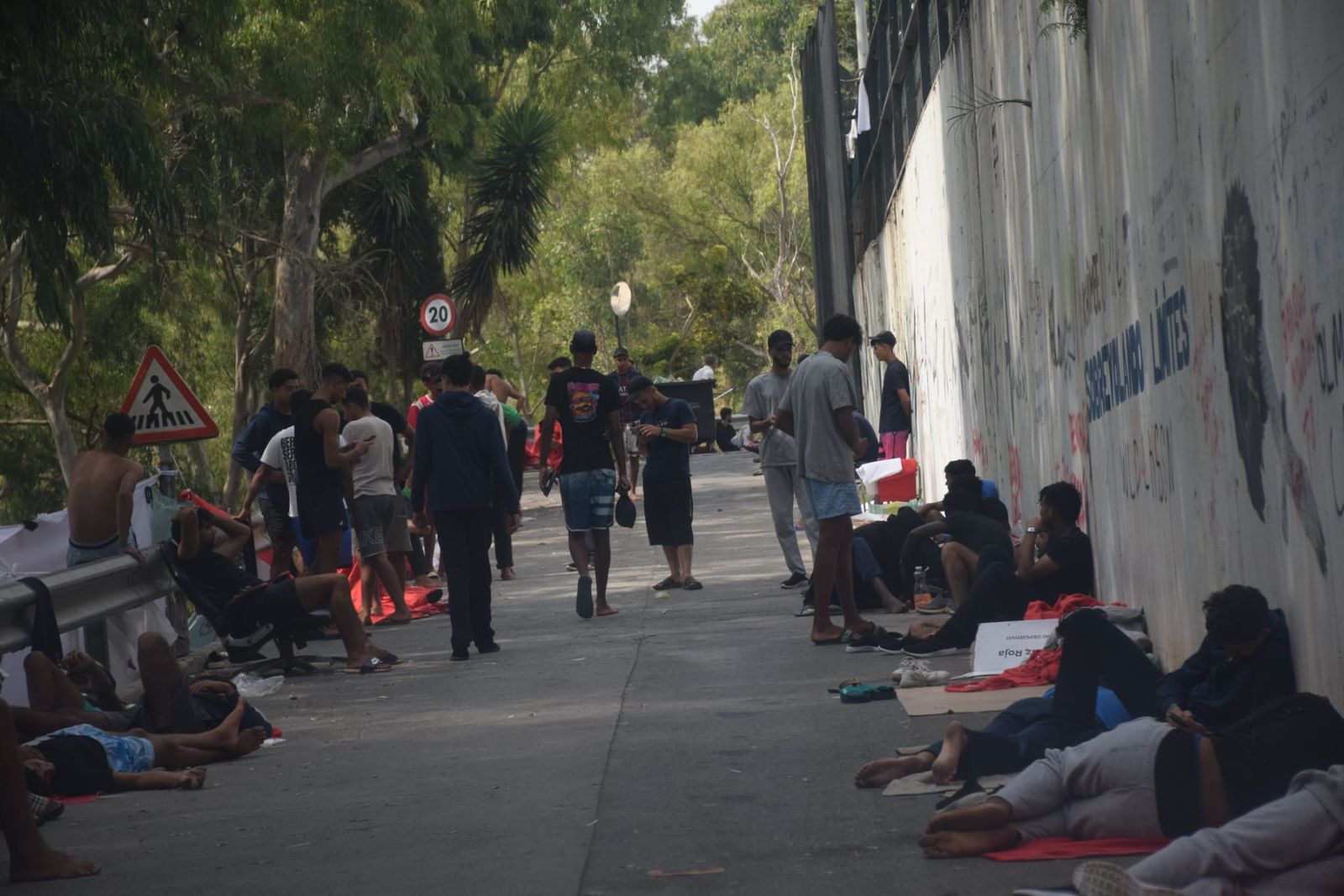 Migrantes magrebíes a las puertas del CETI en agosto