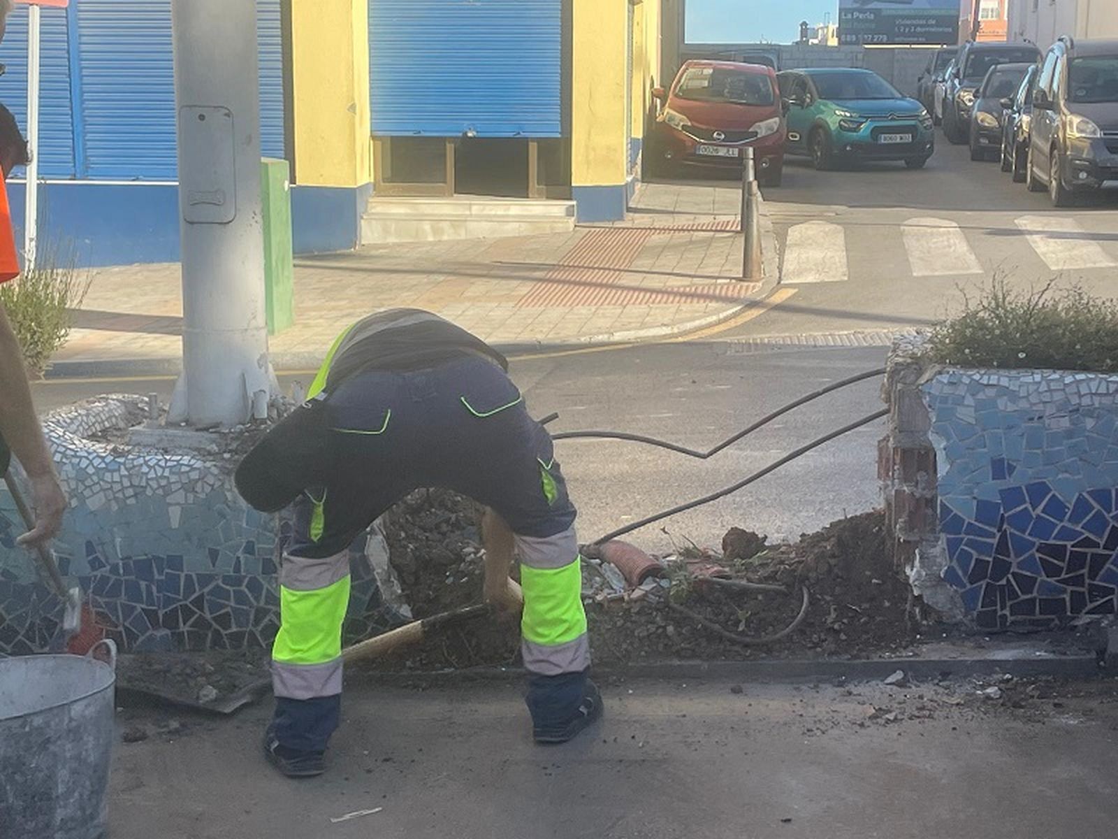 Un trabajador de la limpieza actuando en la mediana dañada. / FOTO REDUAN