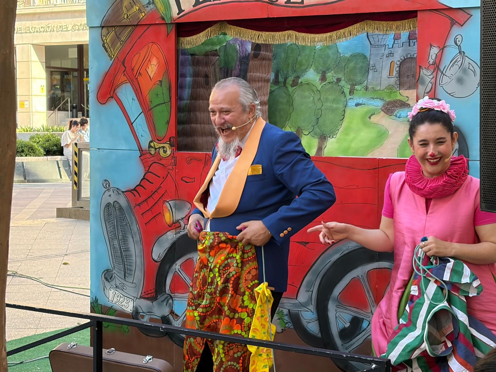 Niños y mayores aprenden y disfrutan de la penúltima jornada de Feria del Libro