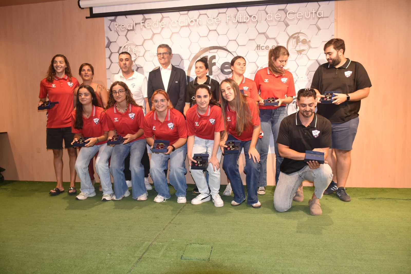 La RFFCE homenajea al Ramón y Cajal tras un ascenso histórico que impulsa el fútbol sala femenino ceutí