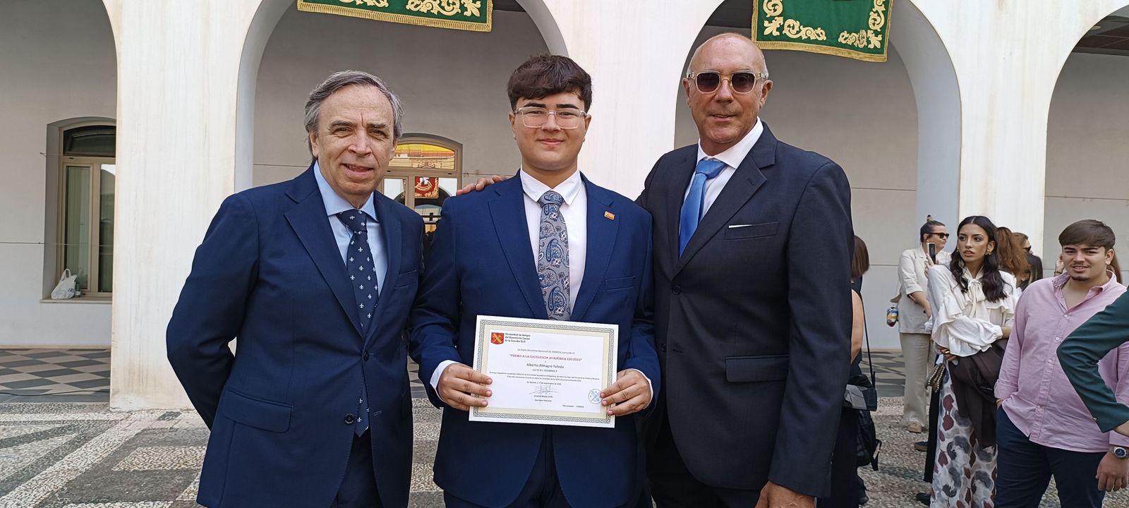 Alberto Almagro Toledo recibiendo su reconocimiento