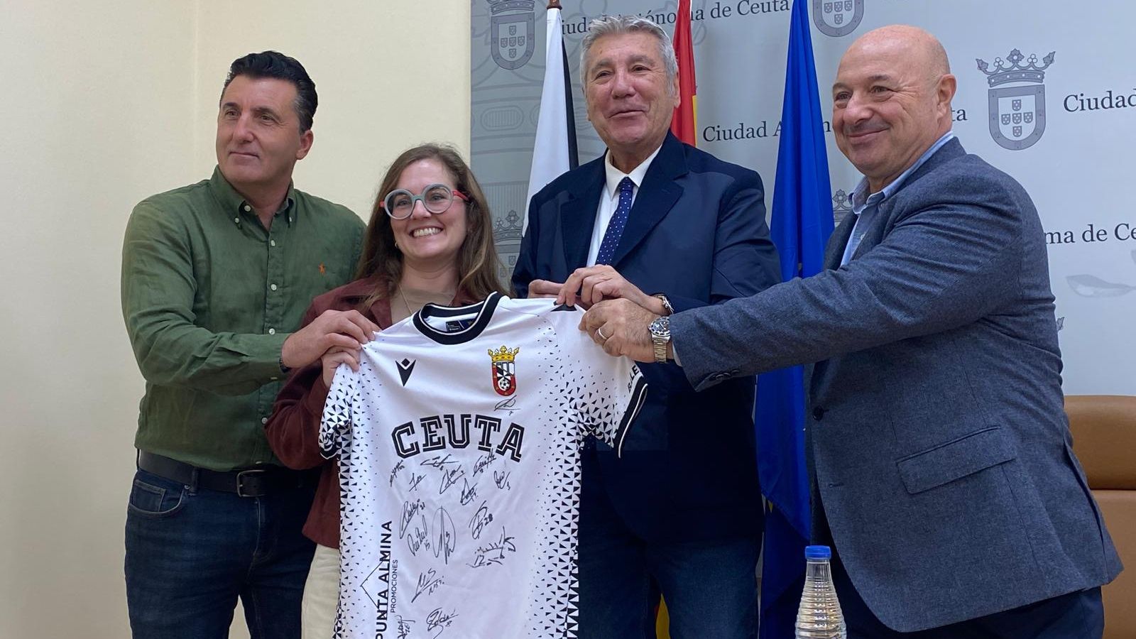 Ana posa con su camiseta firmada.