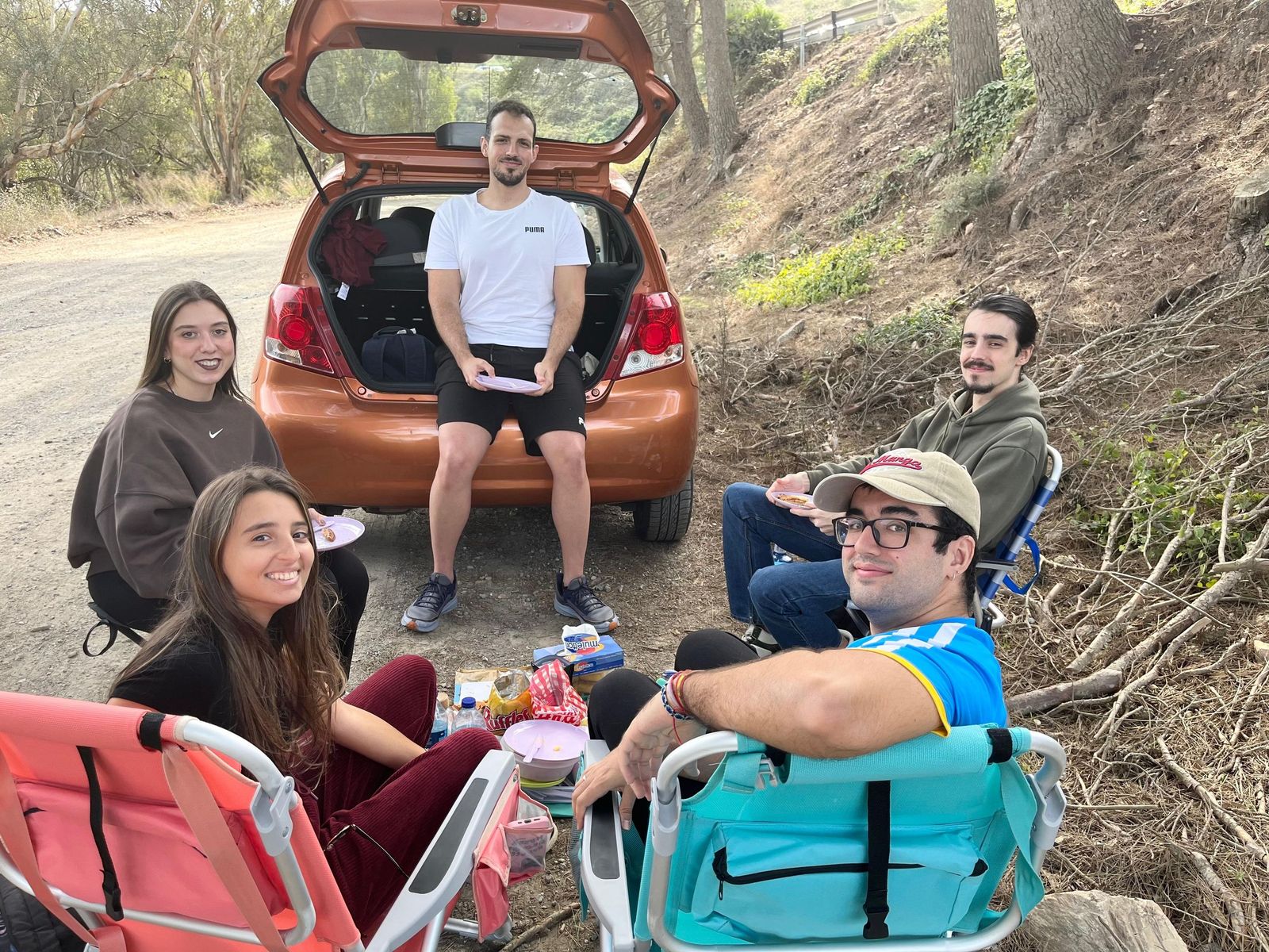 Una Mochila vivida con un ojo puesto en la preservación del entorno natural Una Mochila vivida con un ojo puesto en la preservación del entorno natural