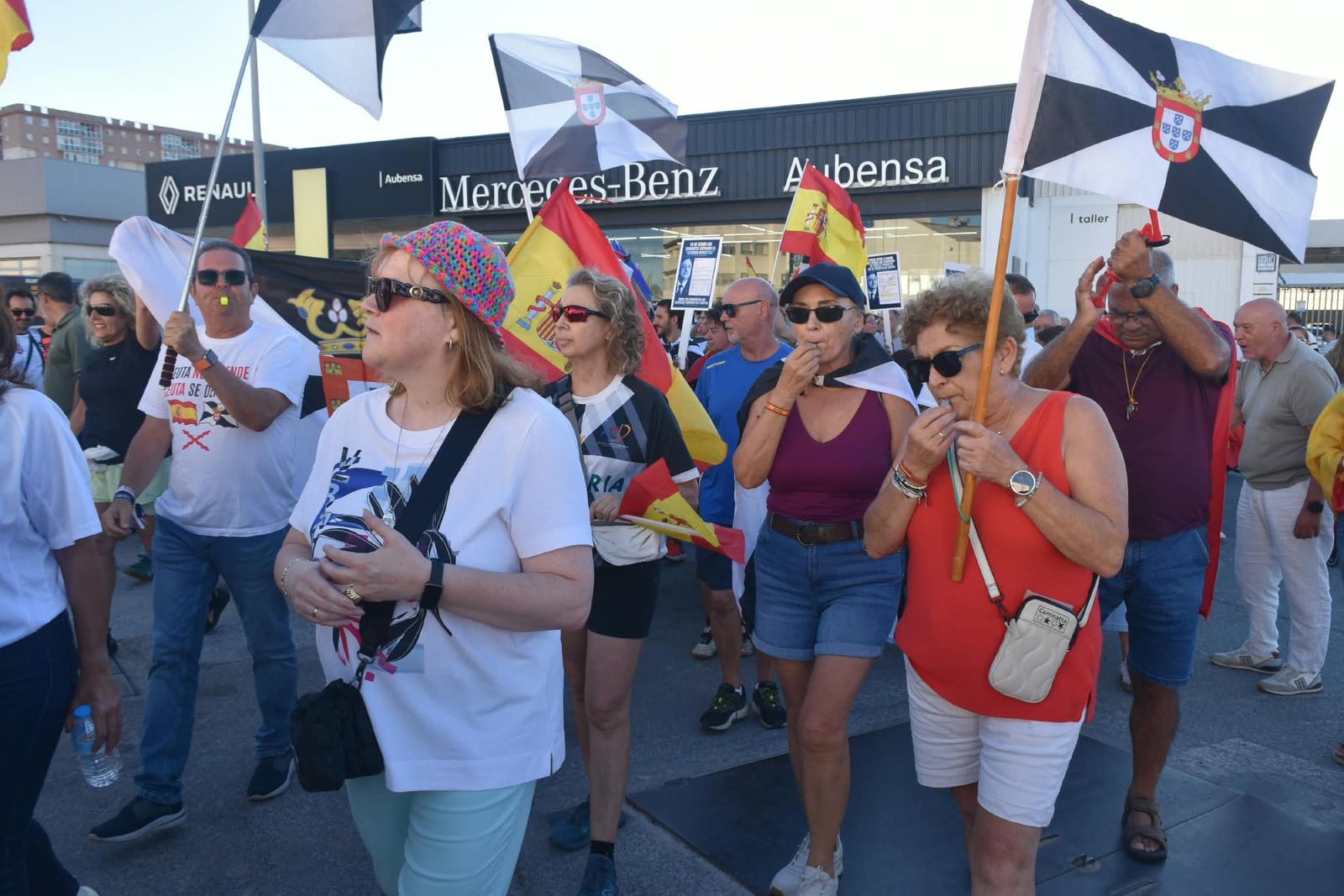 Los trabajadores del Puerto de Ceuta muestran su rechazo al asentamiento migrante
