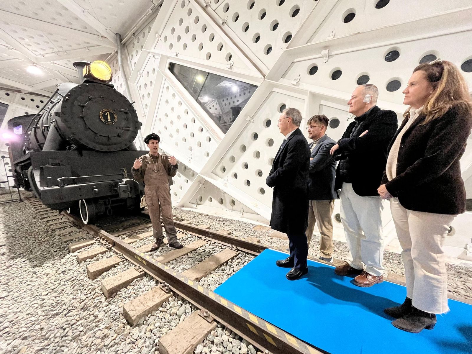 Presentación del programa de visitas teatralizadas a la antigua locomotora de Ceuta en la Estación del Ferrocarril