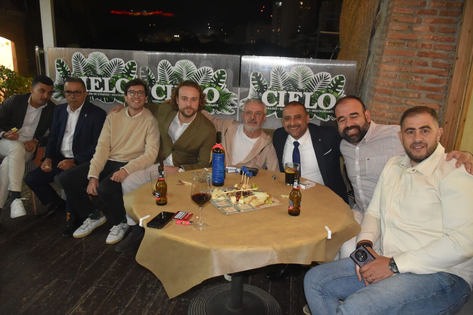 El fin de fiesta en el restaurante El Cielo de la Medalla de Oro concedida a Luhay Hamido