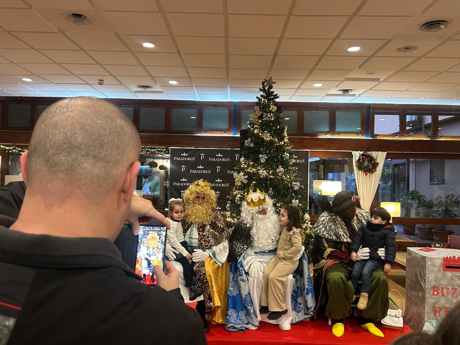 Los Reyes Magos recogen las cartas de los más pequeños en el Parador de Ceuta