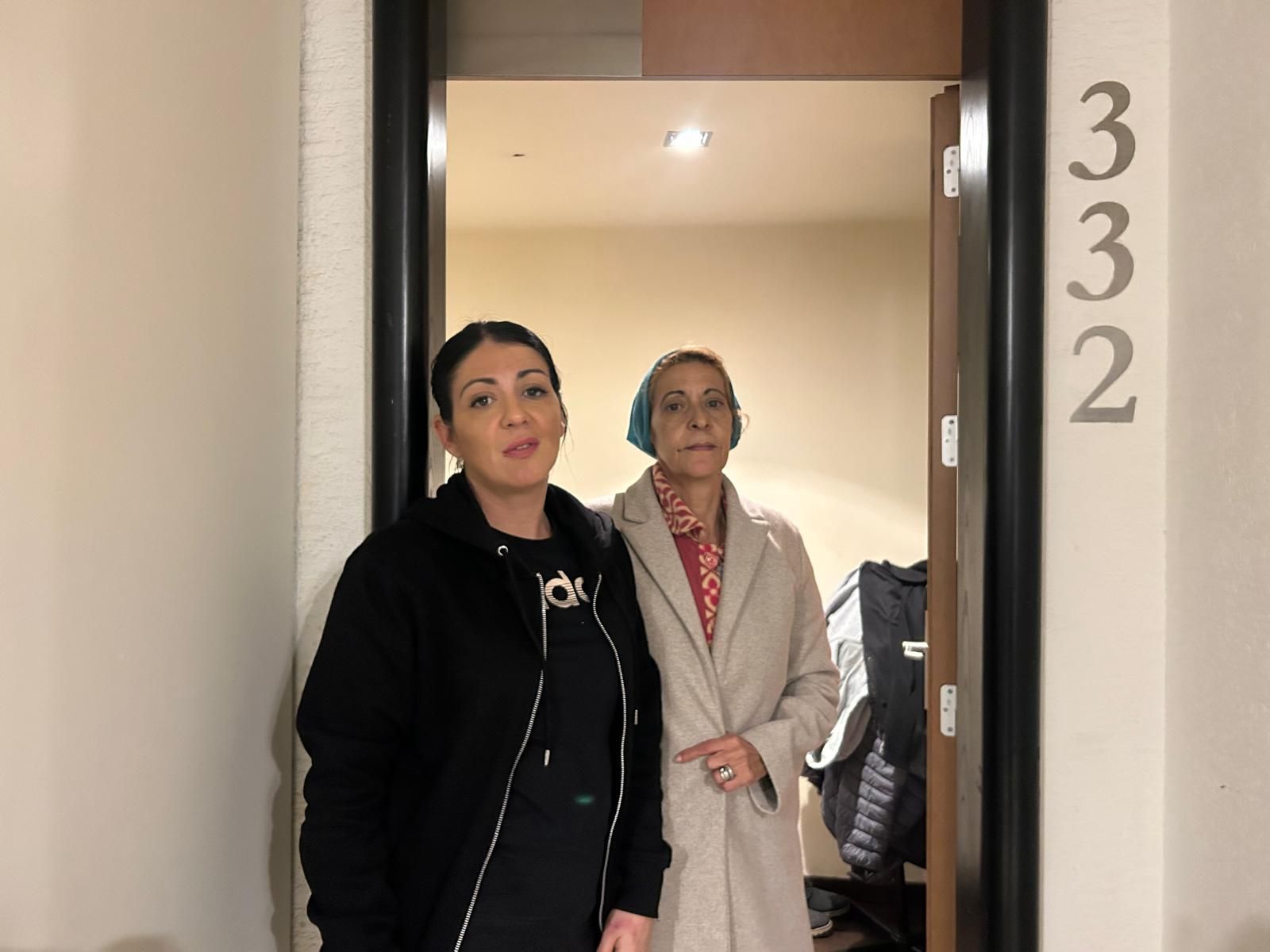 Cinta del Rocío y Hanan Habib, dos de las vecinas desalojadas de González de la Vega, posan en una de las habitaciones donde residen las seis familias en el Hotel Puerta de África