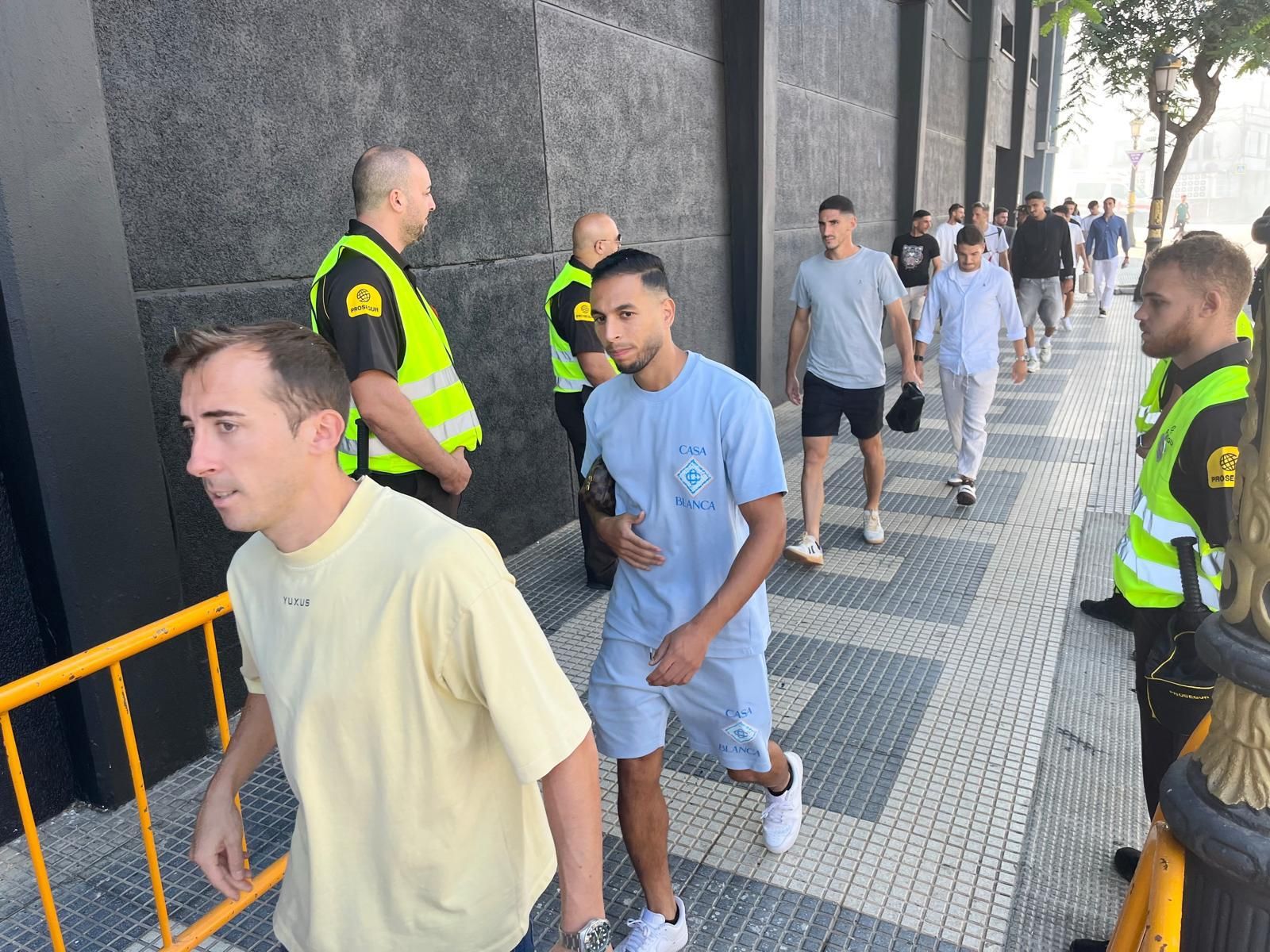 FOTOGALERÍA | Los jugadores de la AD Ceuta llegan Murube para recibir al Mirandés