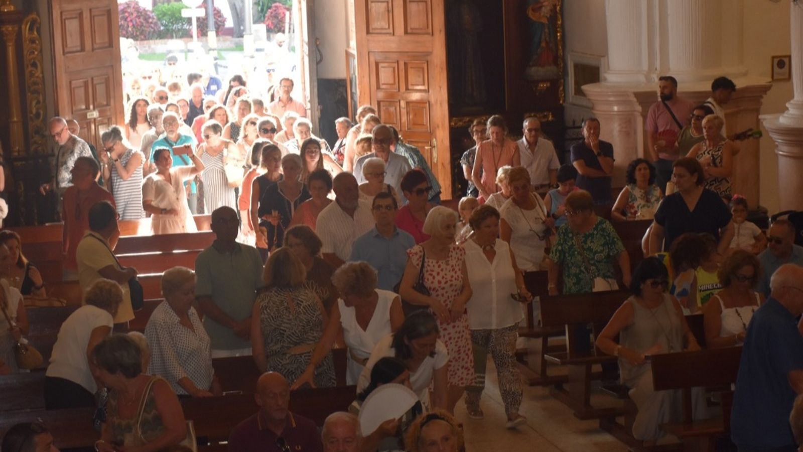 La ciudad se reunió en torno al Cristo del Puente en un solemne acto de despedida que culminó con una eucaristía, la bendición y un multitudinario besapiés