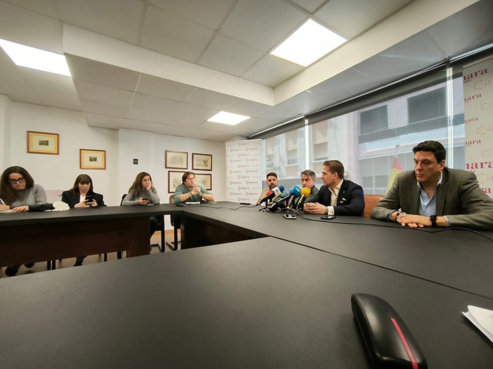 Un momento de la rueda de prensa ofrecida este viernes en la sede de la Cámara de Comercio/FOTO NICOL'S