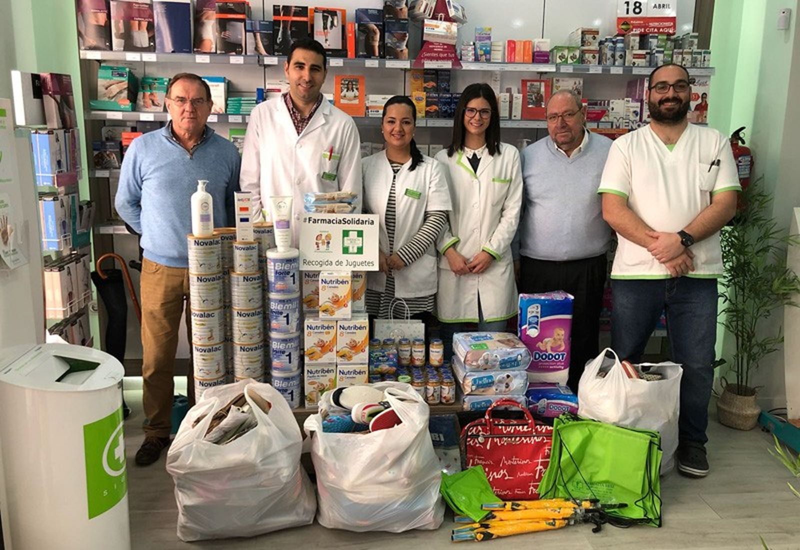 Trabajadores de la 'Farmacia-Ortopedia Ruiz' posando con el material que donaron a Cáritas. / FOTO CEDIDA