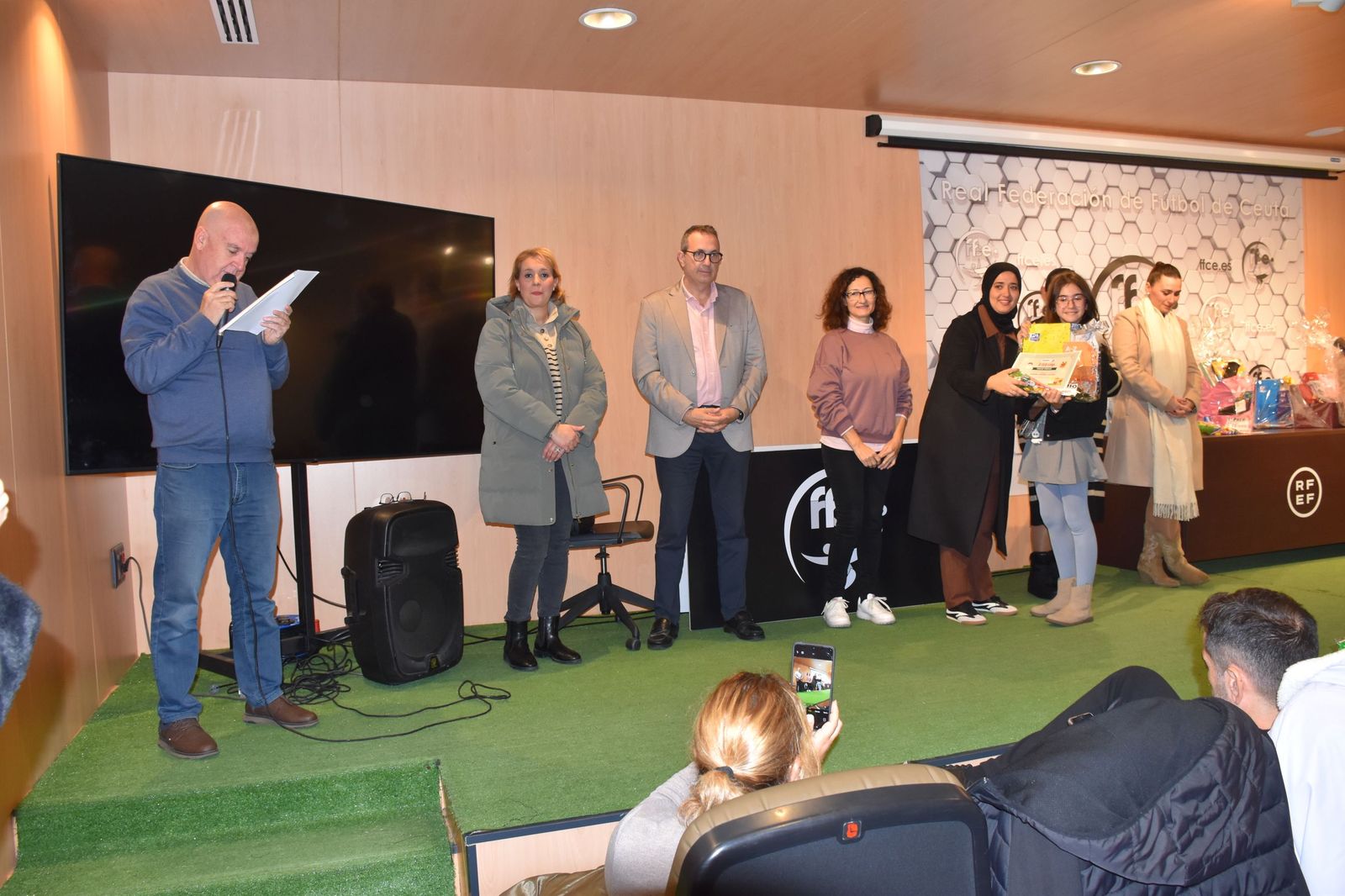 La entrega de premios de la FAMPA por la confección de tarjetas navideñas, en imágenes