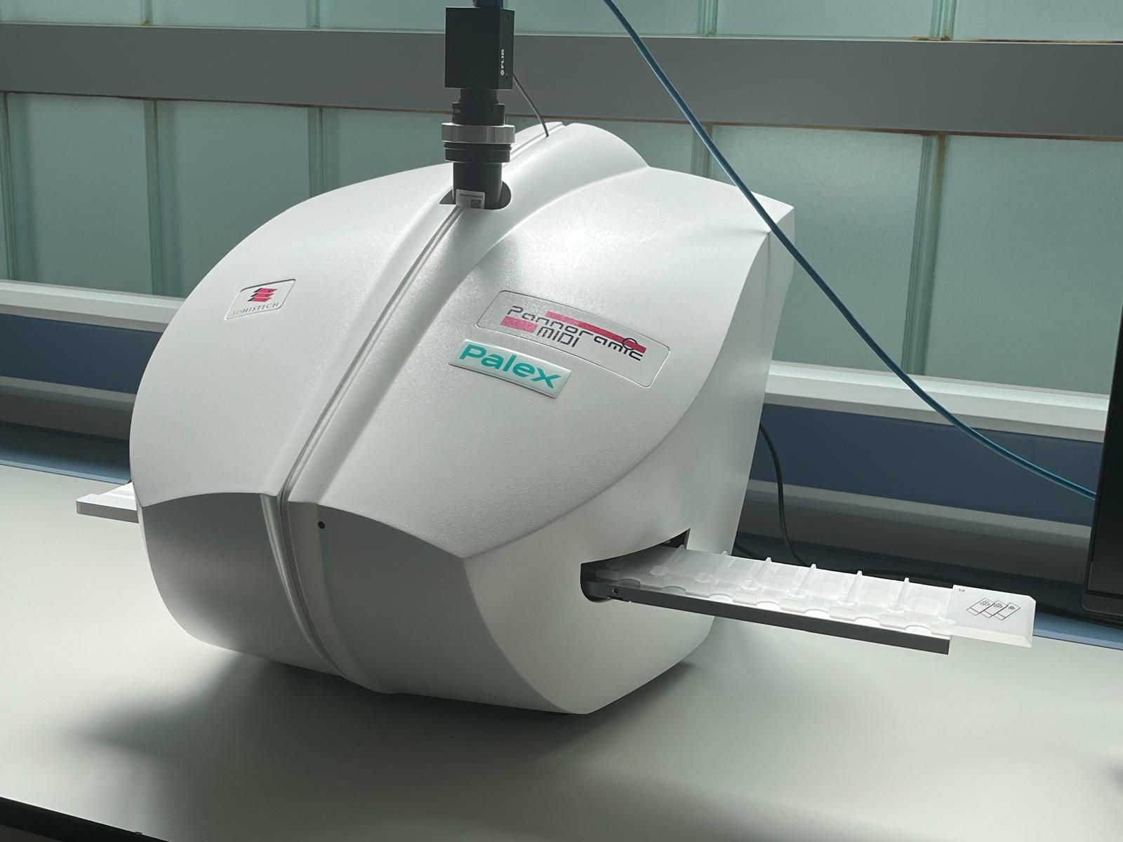 El escáner de portaobjetos de última generación, el Pannoramic Midi II Rx, en el que ha invertido recientemente el INGESA y gracias al que el área de Anatomía Patológica puede practicar la "telepatología"