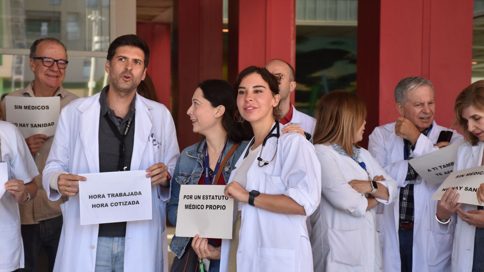 Concentración de médicos del HUCE por la cuarta semana de huelga nacional