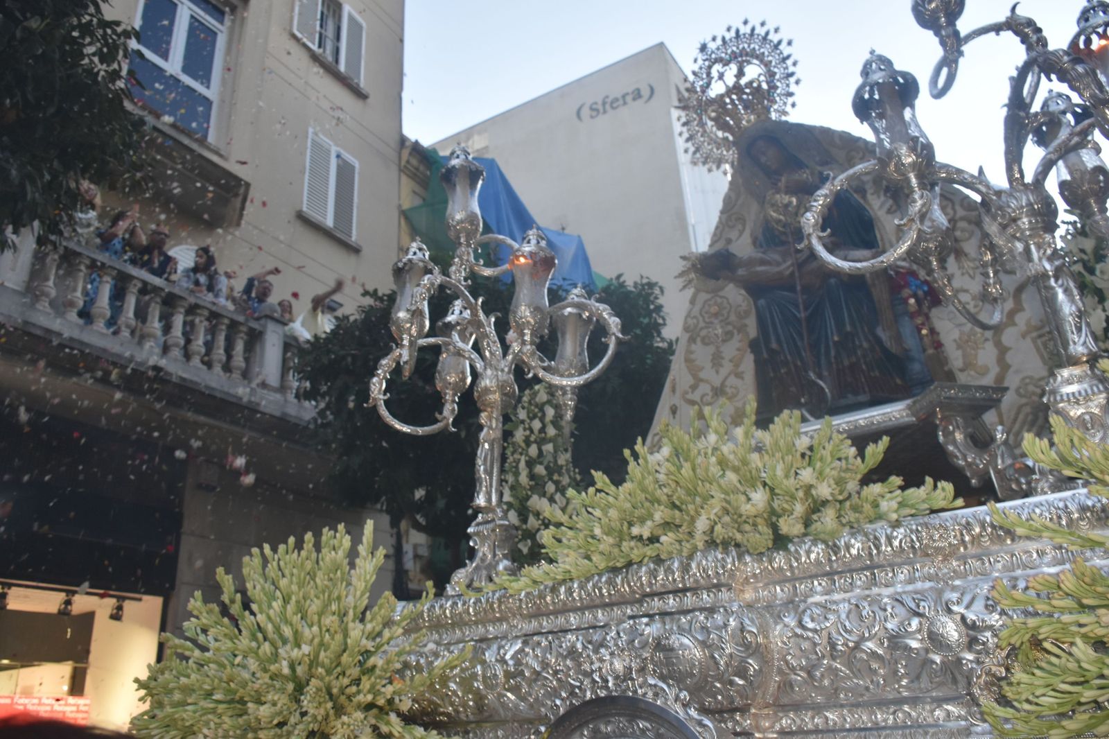 La Virgen de África emociona a Ceuta en una procesión para la historia