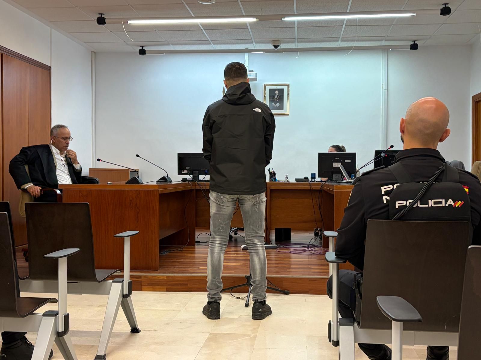 El acusado mientras reconoce los cargos que se le imputan ante el tribunal este lunes