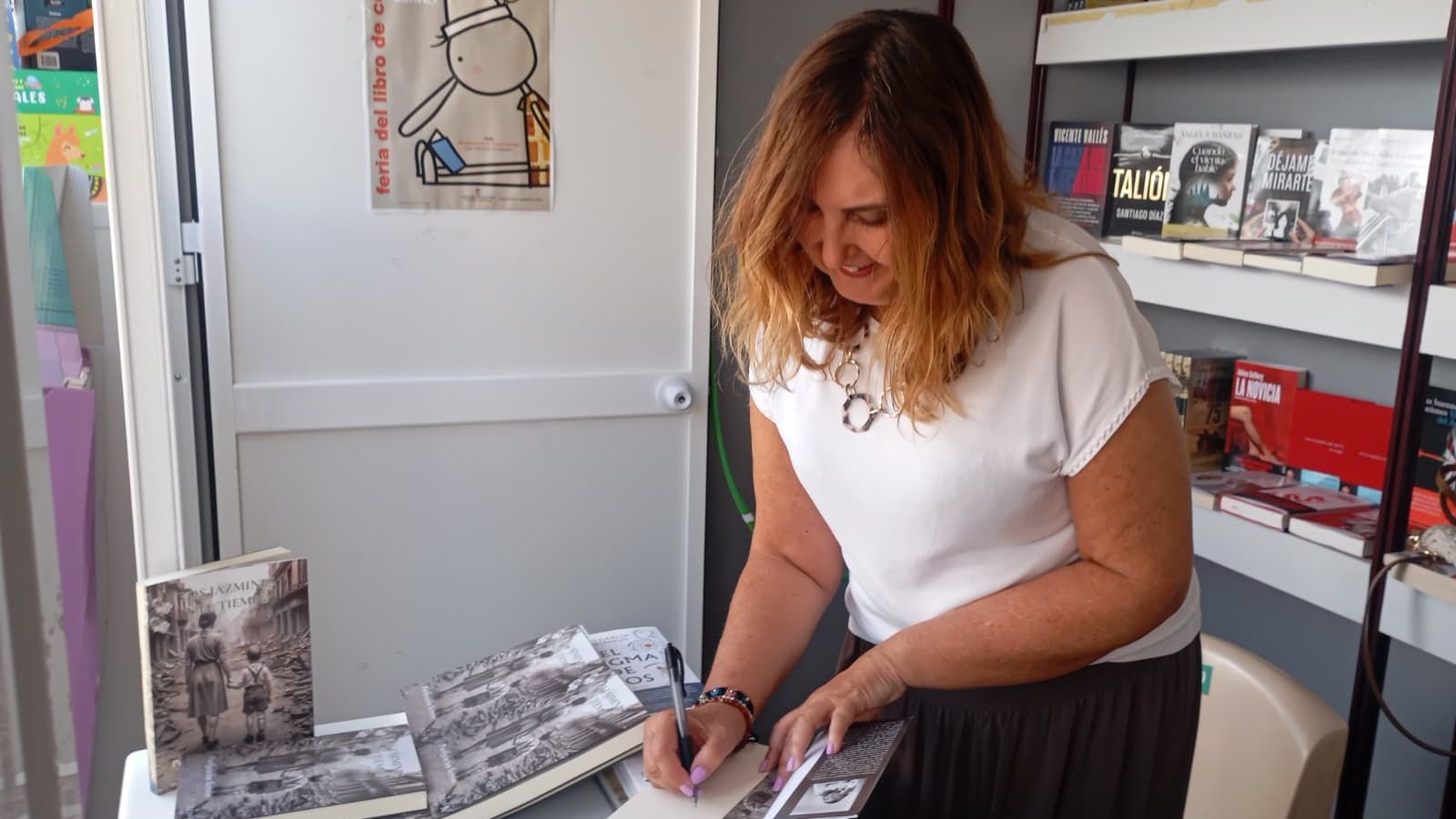 La escritora ceutí Purificación Ferrón firmando ejemplares de 'Los jazmines y el tiempo'