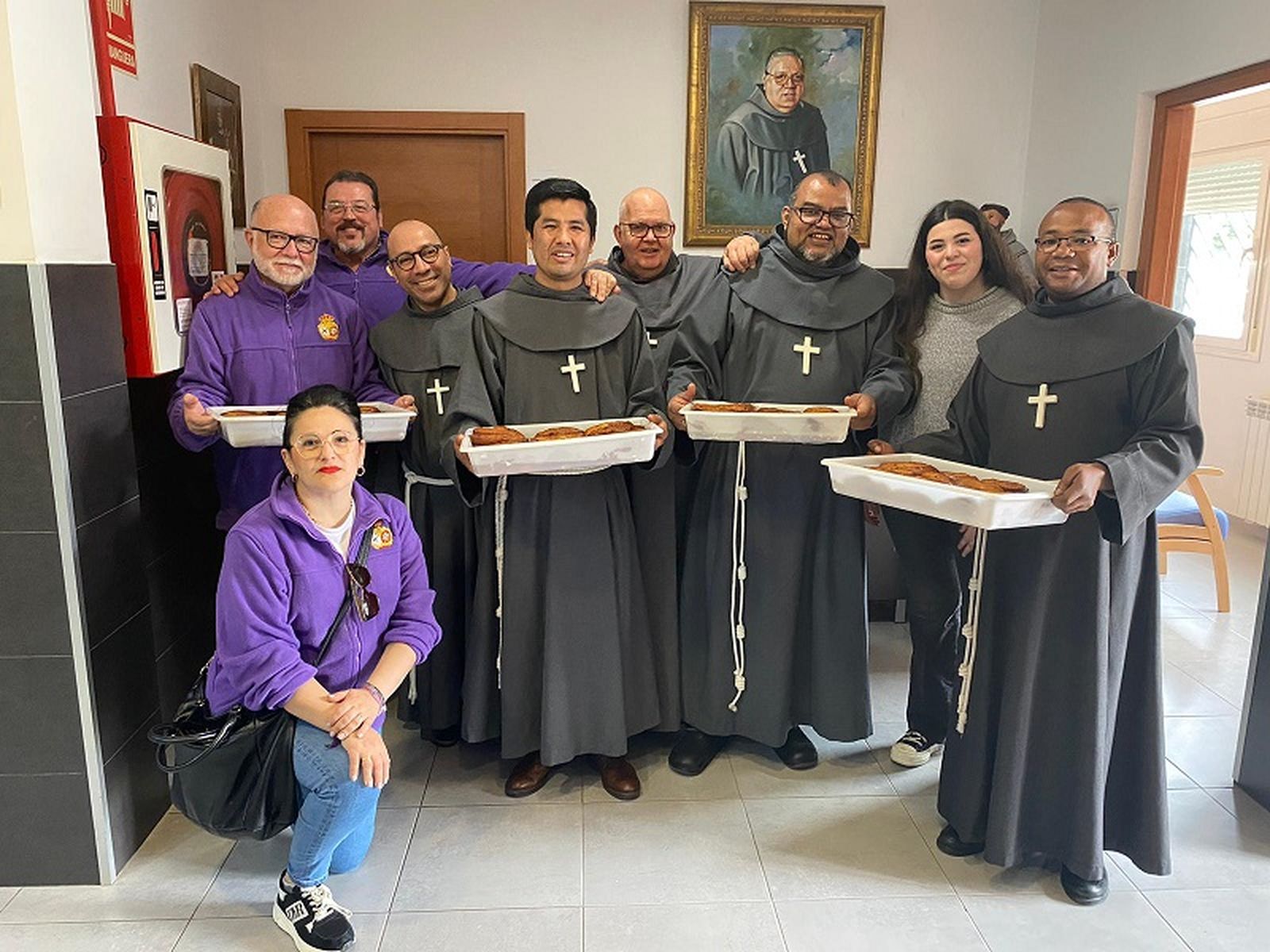 Los miembros de la Junta de Gobierno del Medinaceli posando junto a los Hermanos Franciscanos tras hacer entrega de las casi 100 torrijas. / FOTO REDUAN
