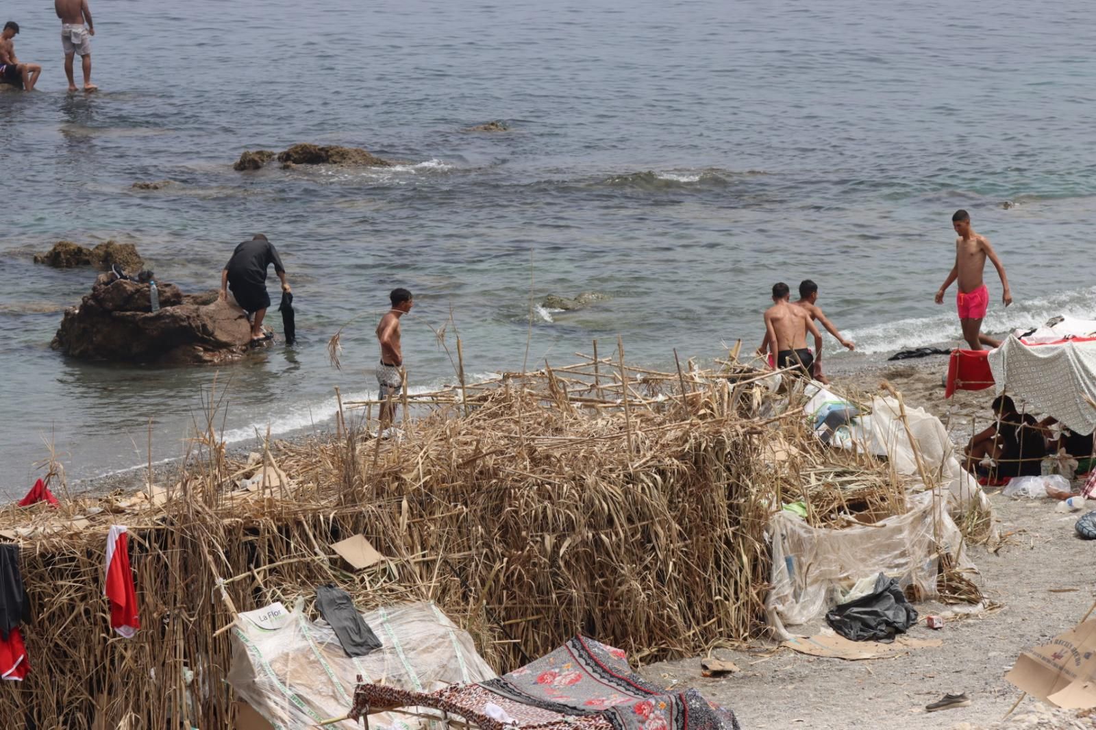El asentamiento de la playa del Trampolín se multiplica y ya supera las 80 chozas
