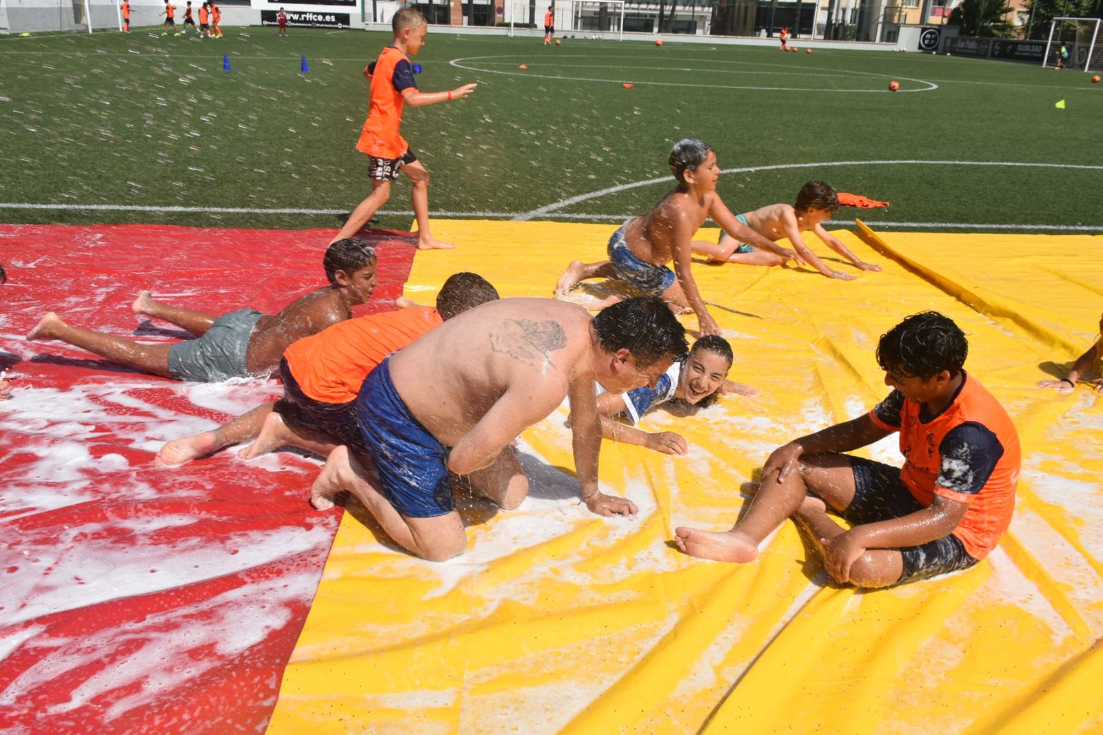 Fiesta de deporte, espuma y convivencia en el Campus de Verano ‘Emilio Cózar’
