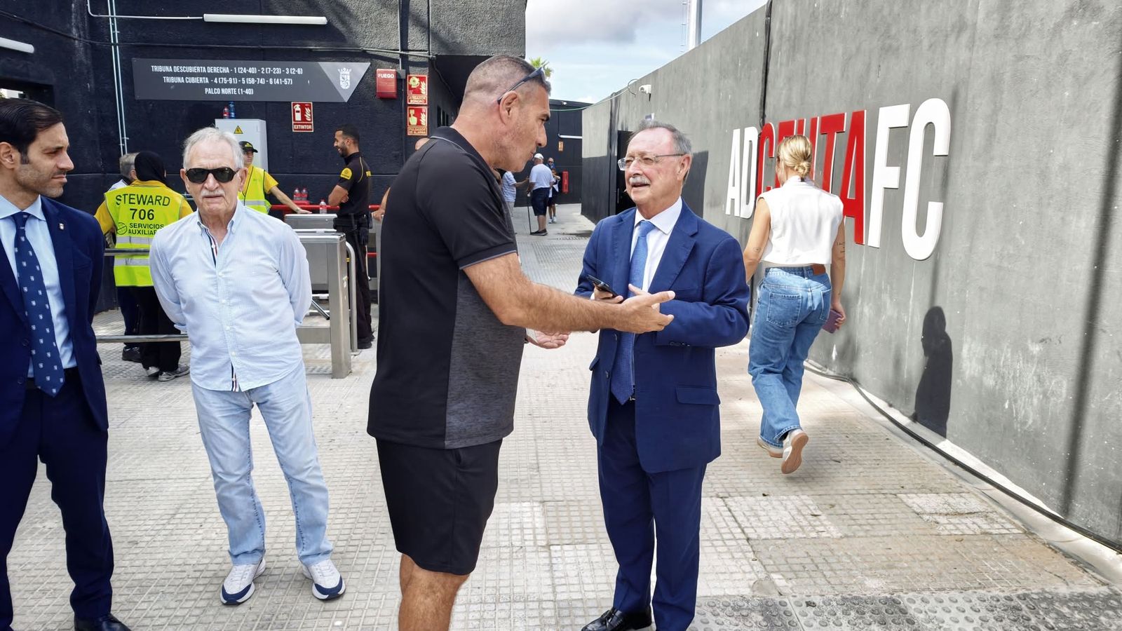 El presidente Juan Vivas con un aficionado