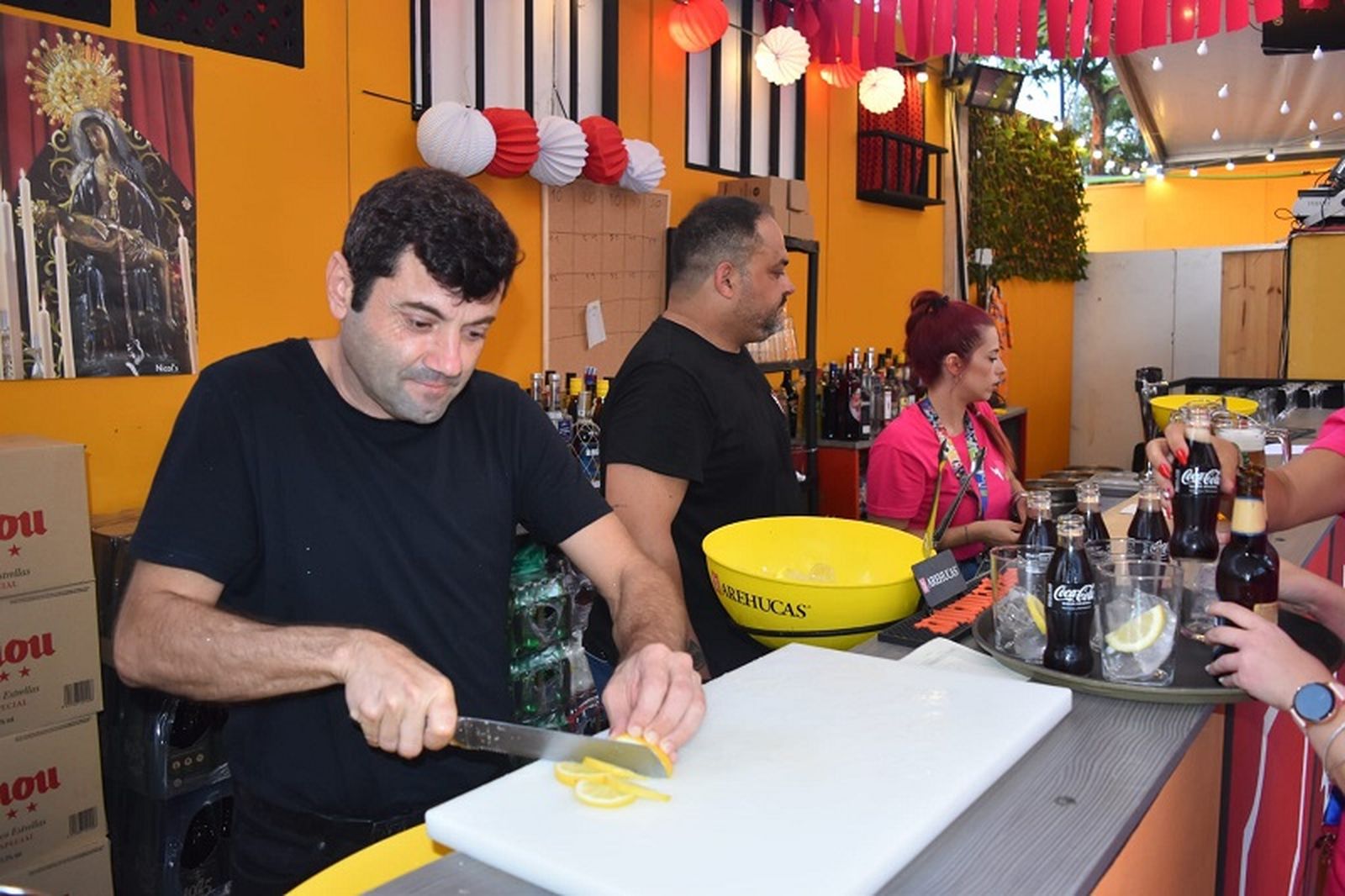 Manuel trabajando con los camareros de la caseta / FOTO NICOL´S