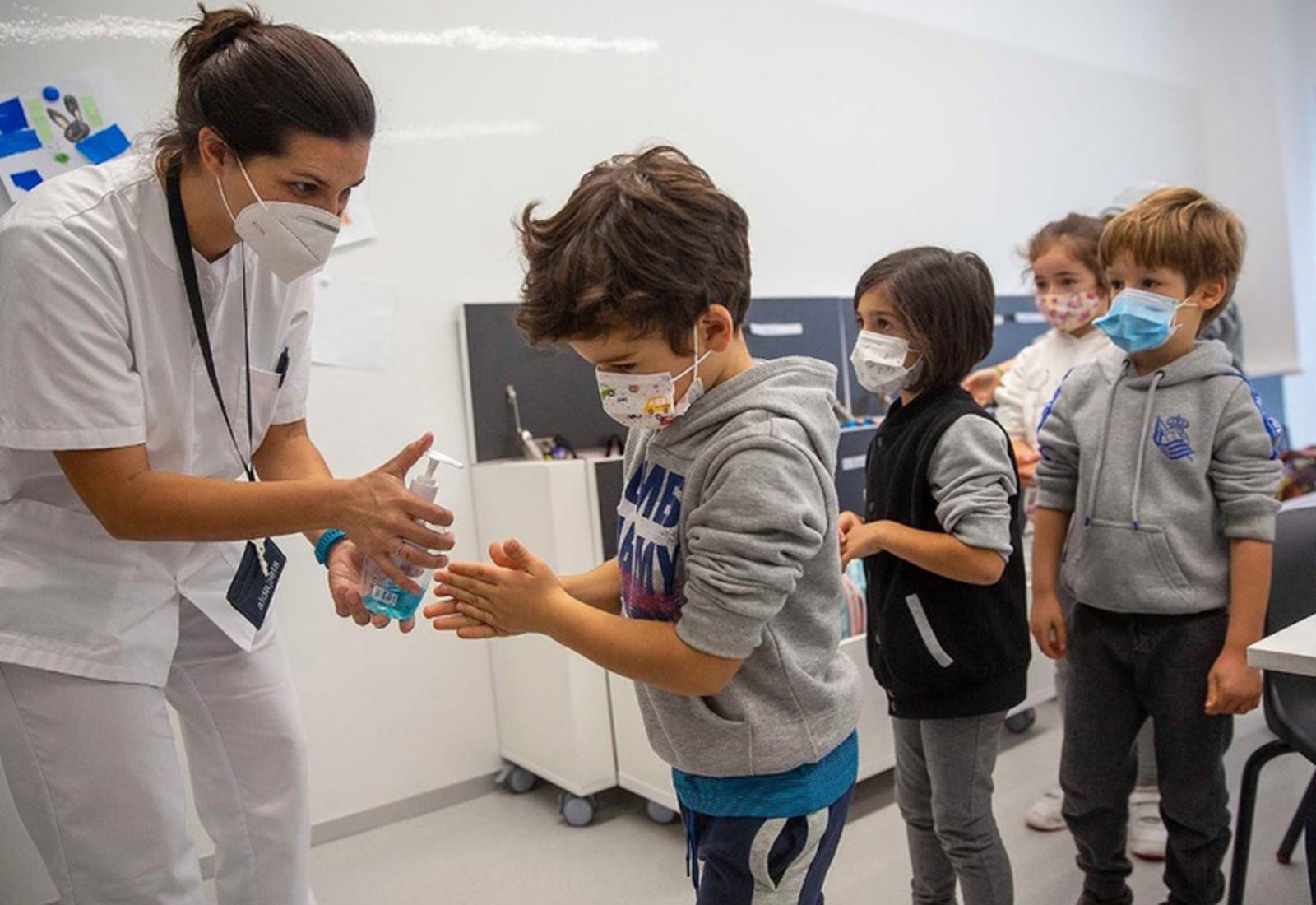 Enfermera trabajando con niños en un colegio. / FOTO EL PUEBLO